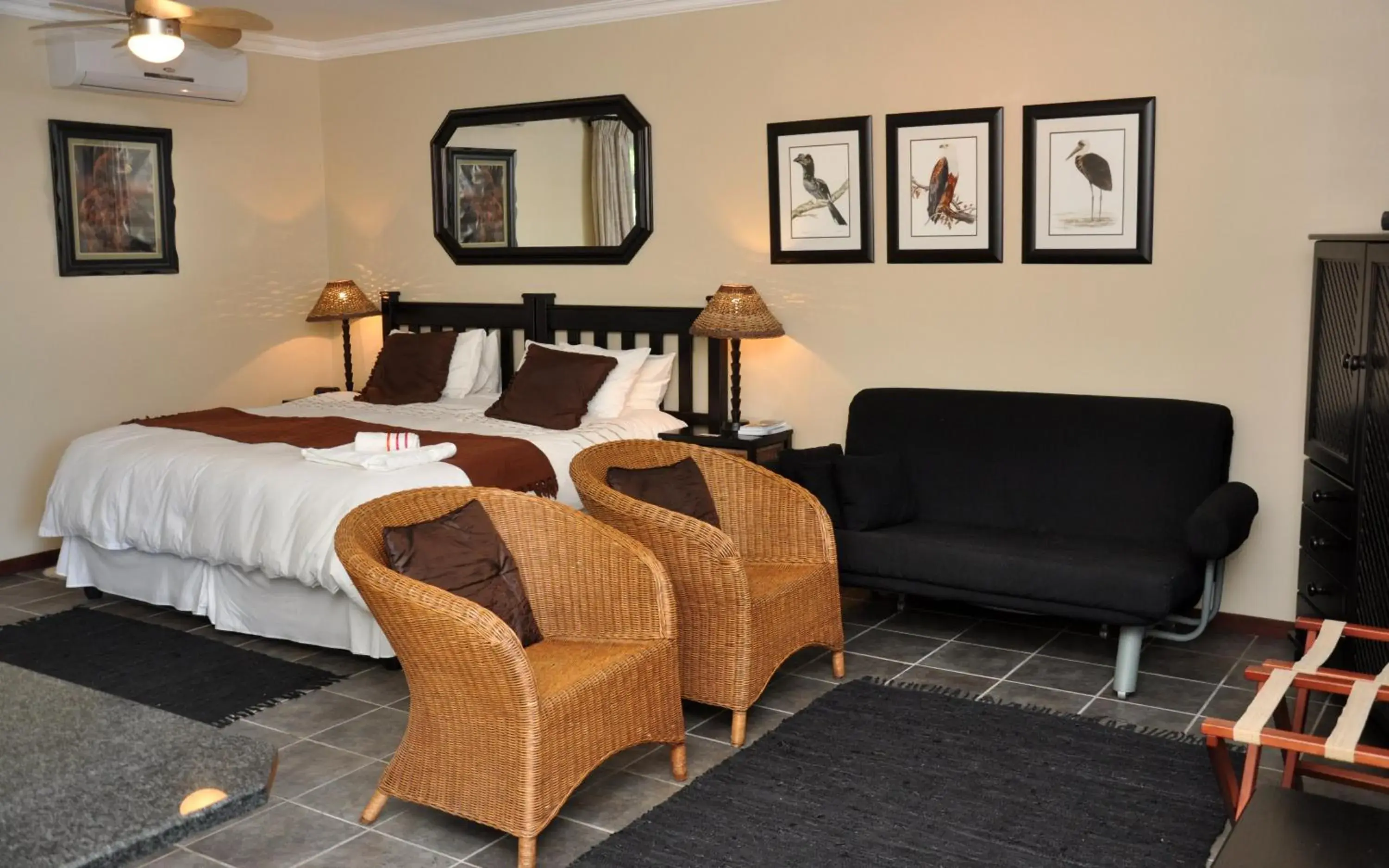 Deluxe Double or Twin Room with Sofa Bed - single occupancy in Birds of Paradise B&B Deluxe Double or Twin Room with Sofa Bed - single occupancy in Birds of Paradise B&B