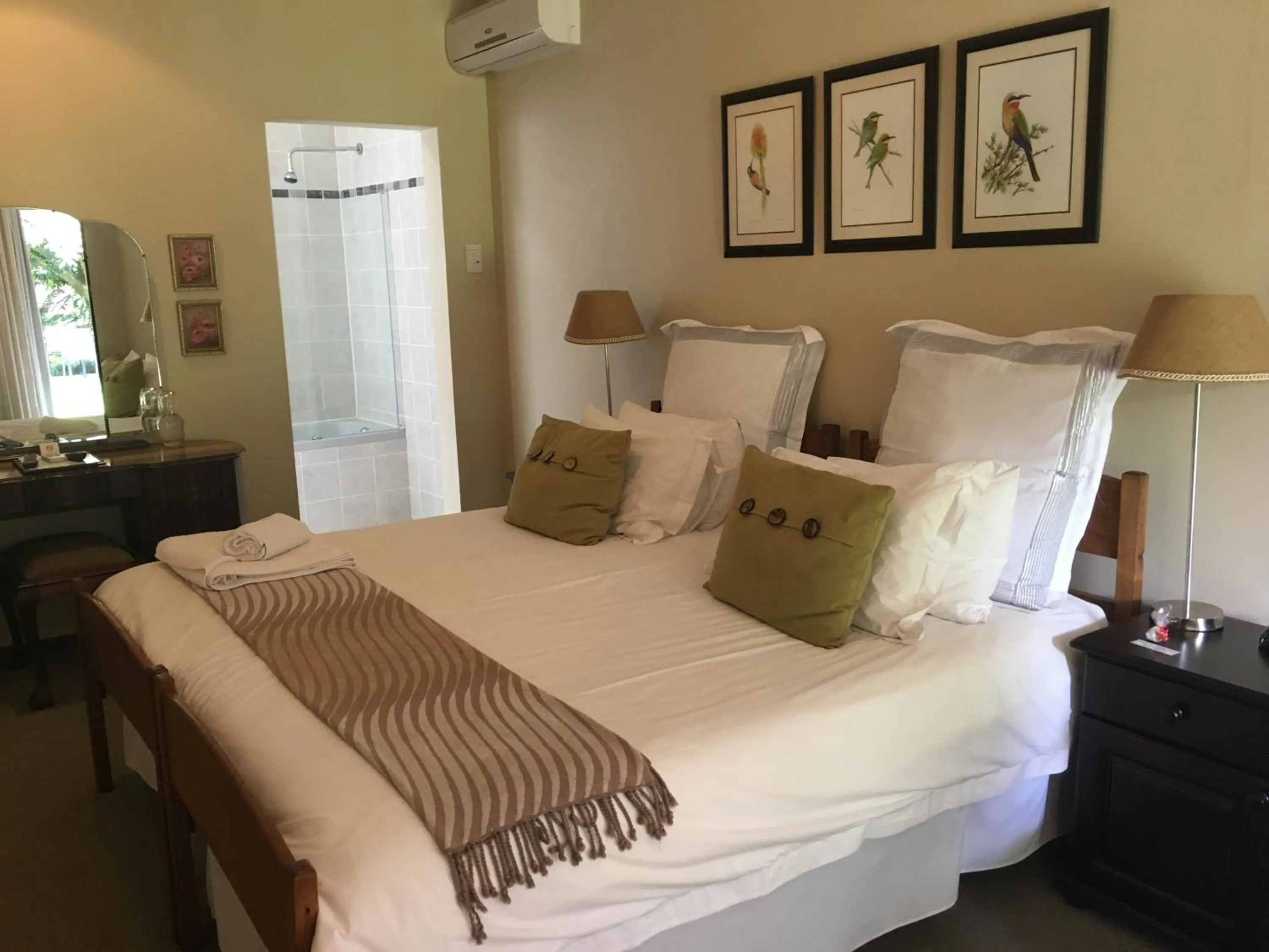 Bedroom, Bed in Birds of Paradise B&B