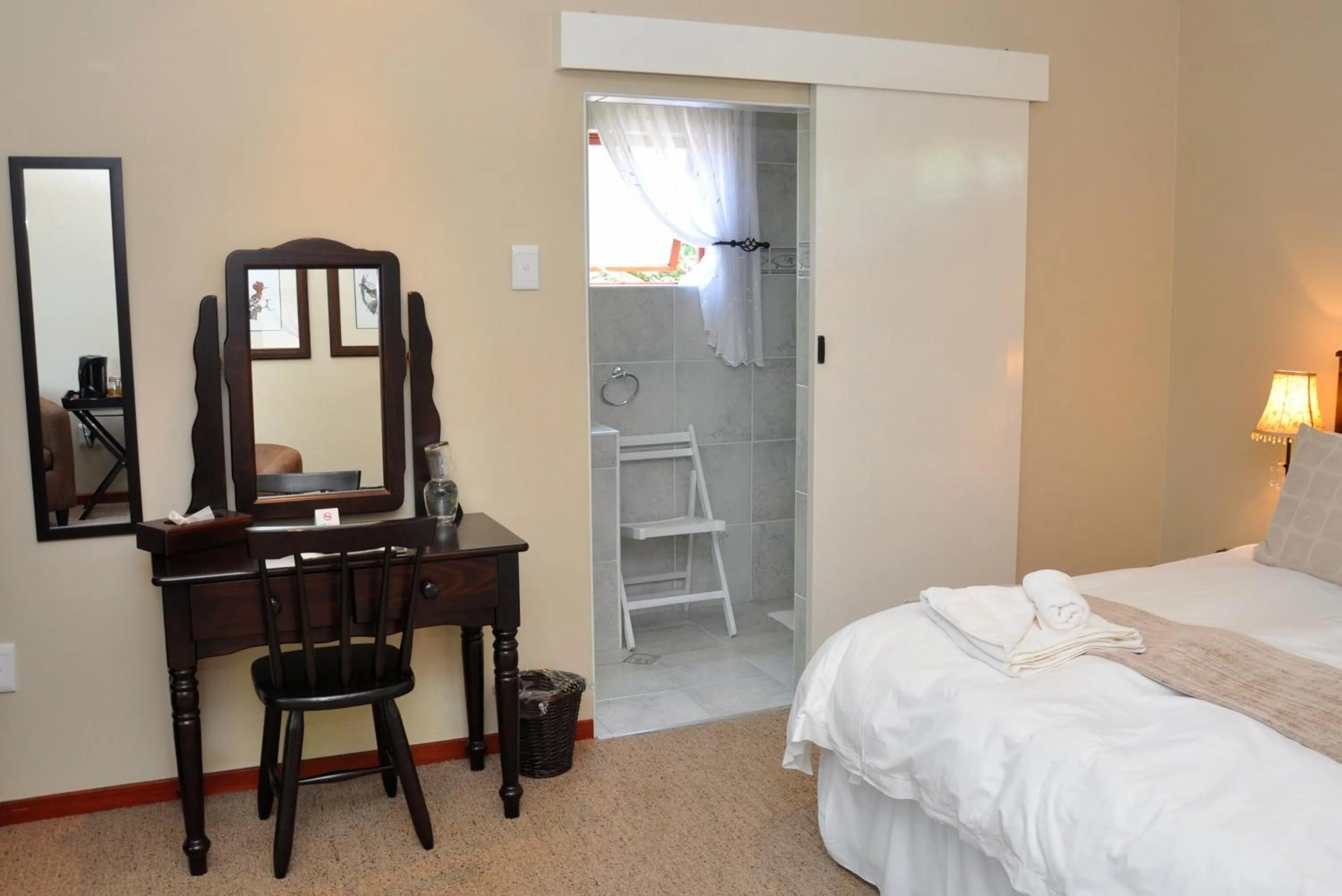 Bedroom, Bed in Birds of Paradise B&B