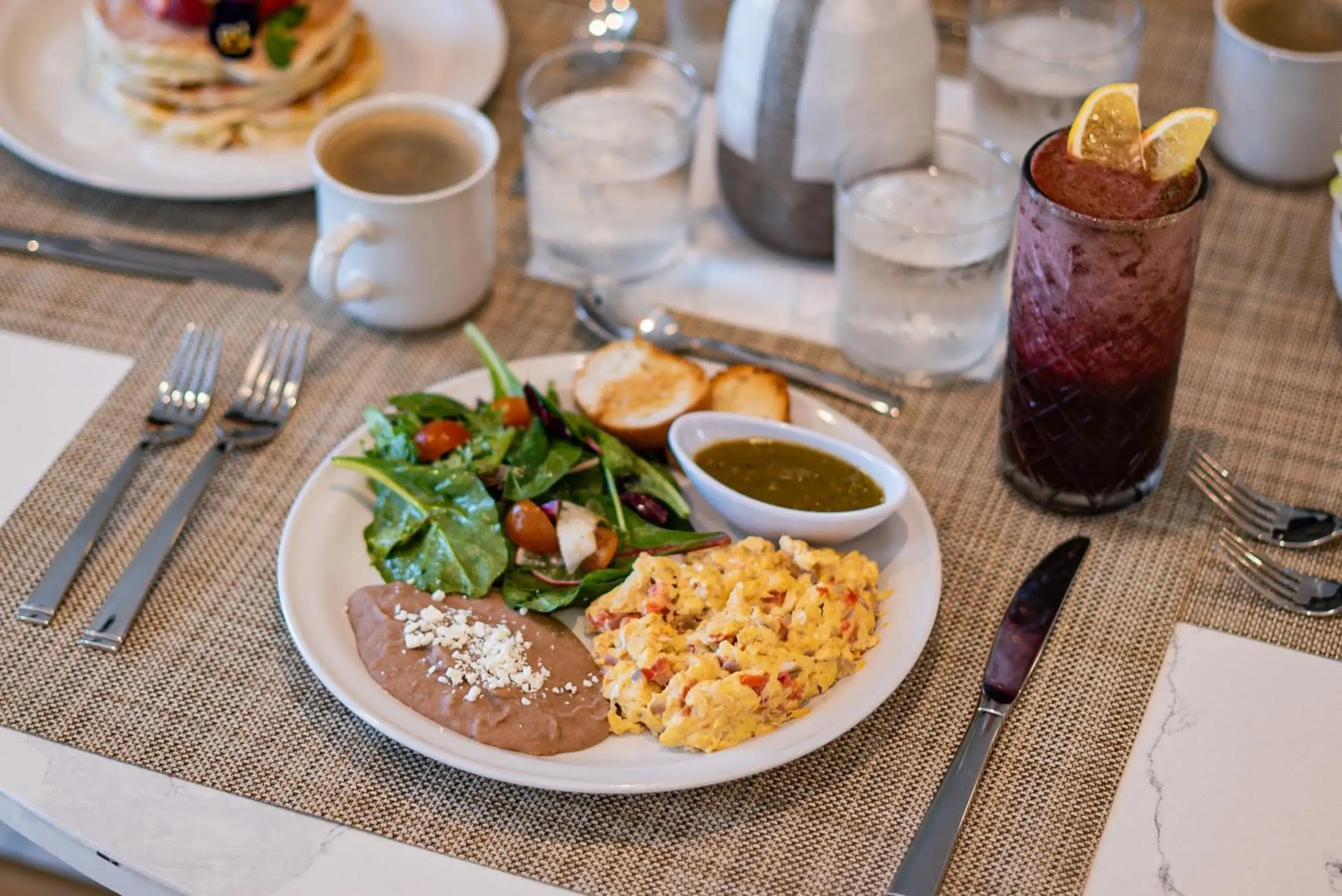 Food and drinks in Flamboyan Hotel & Residences Food and drinks in Flamboyan Hotel & Residences