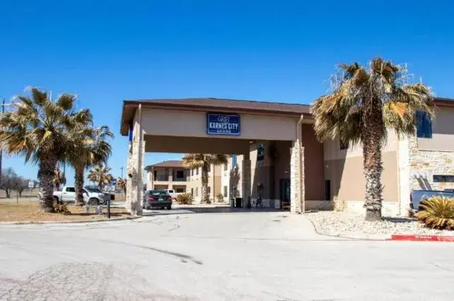 Facade/entrance in Karnes City Lodge Facade/entrance in Karnes City Lodge