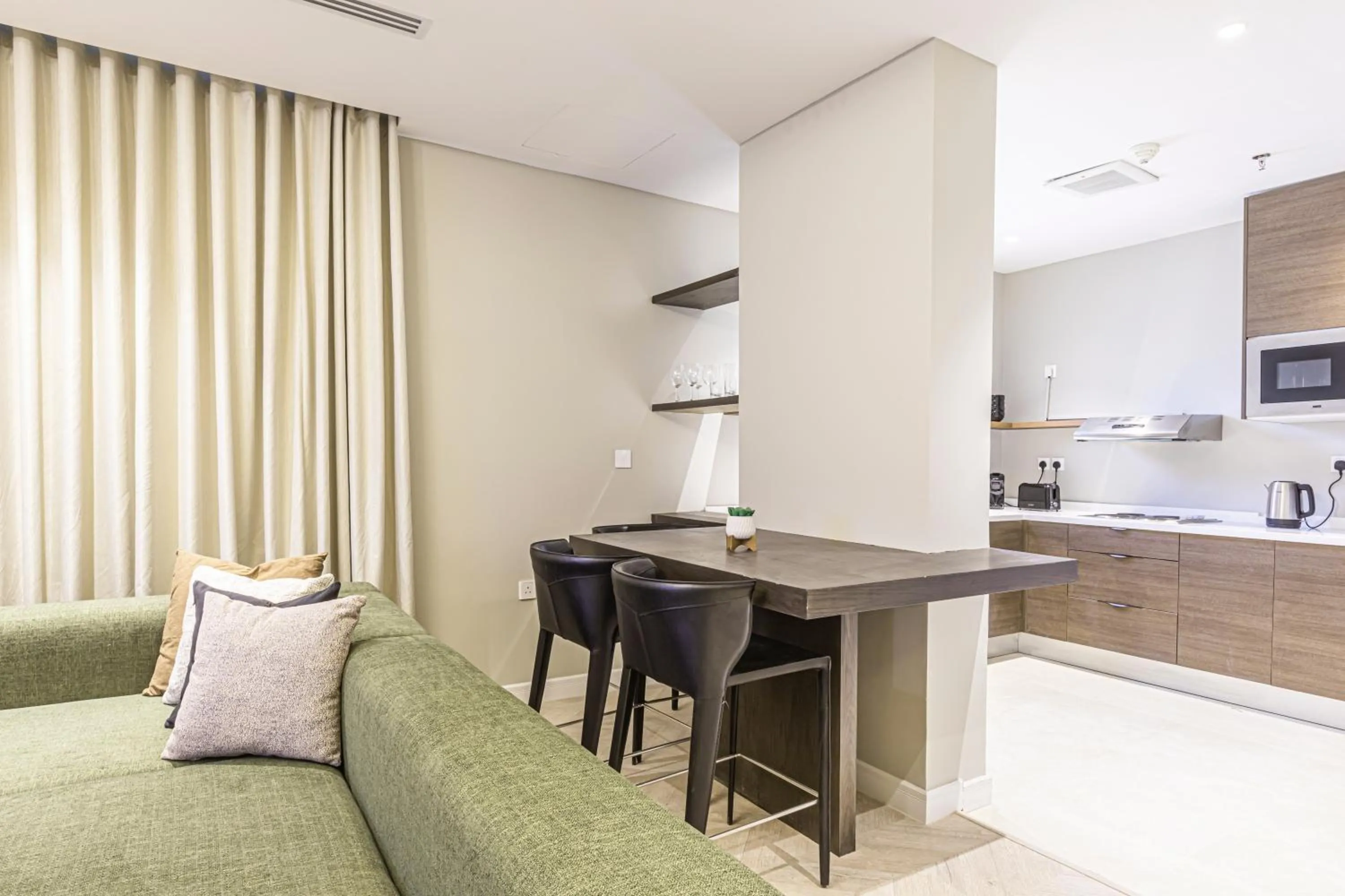 Dining area in Stella Stays Olaya Tower 1