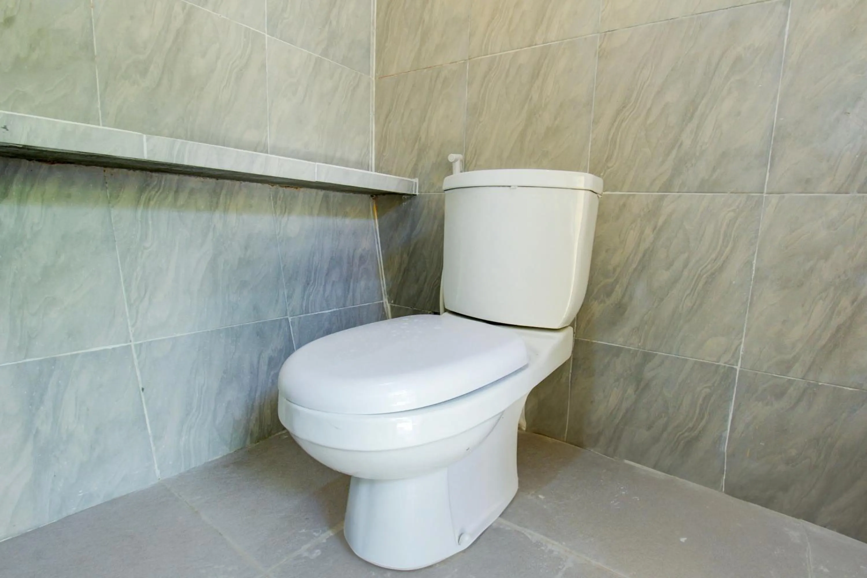 Bathroom in OYO Life 93015 Kos Anto