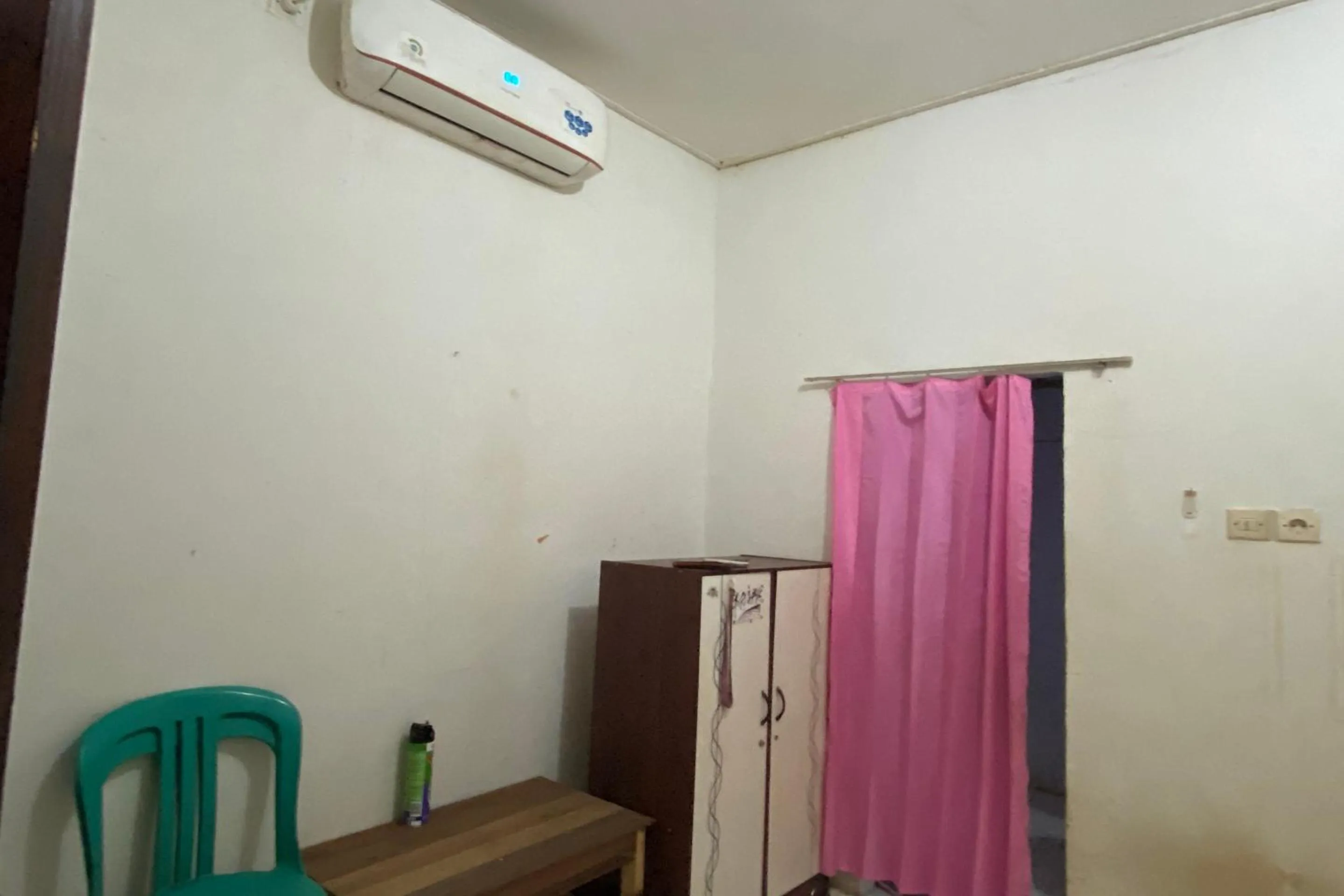 Bedroom in OYO Life 93259 Kos Kurnia