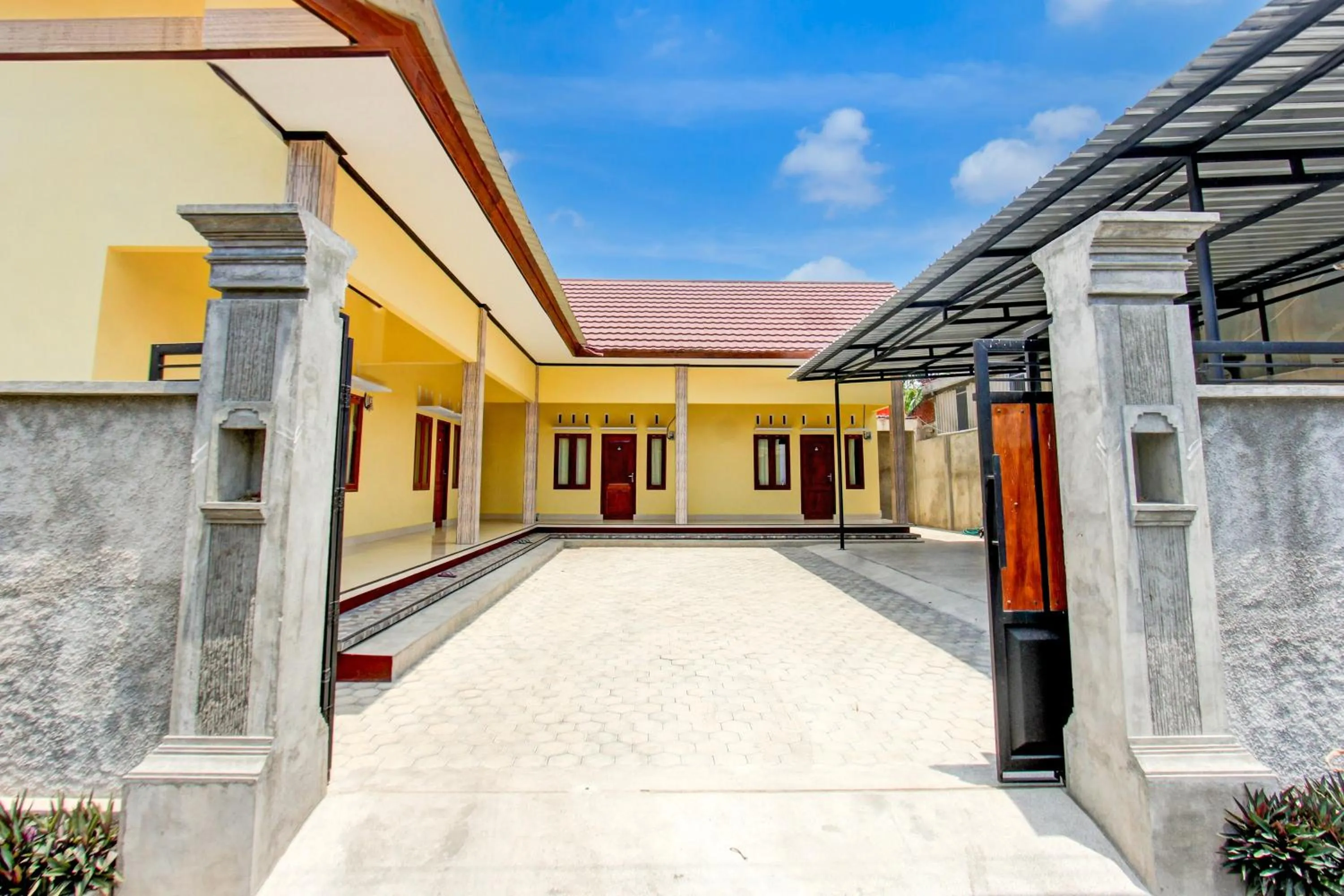 Facade/entrance in OYO Life 93255 Kosan Teratai Jaya