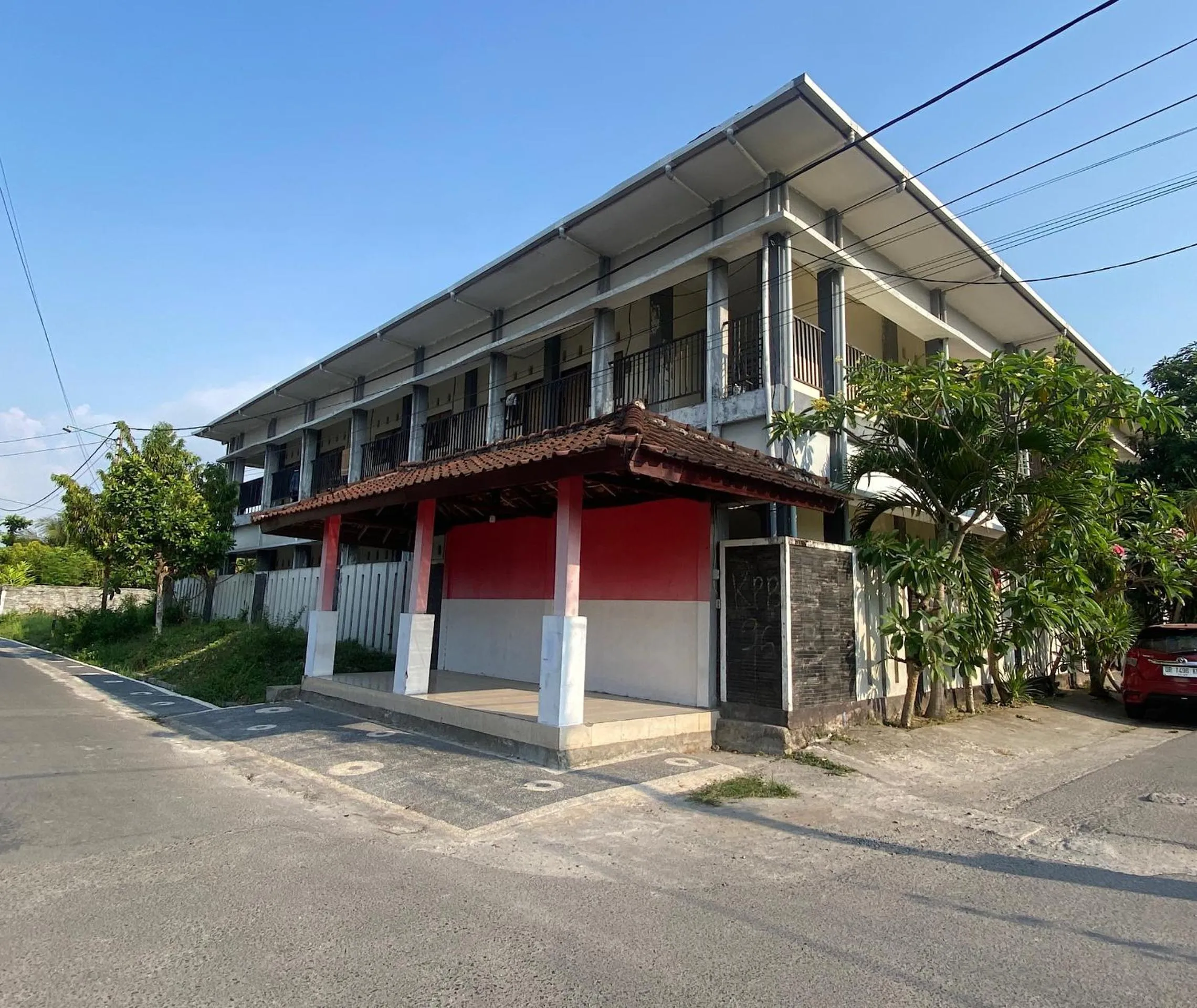 Facade/entrance in OYO Life 93258 Kos Sahabat