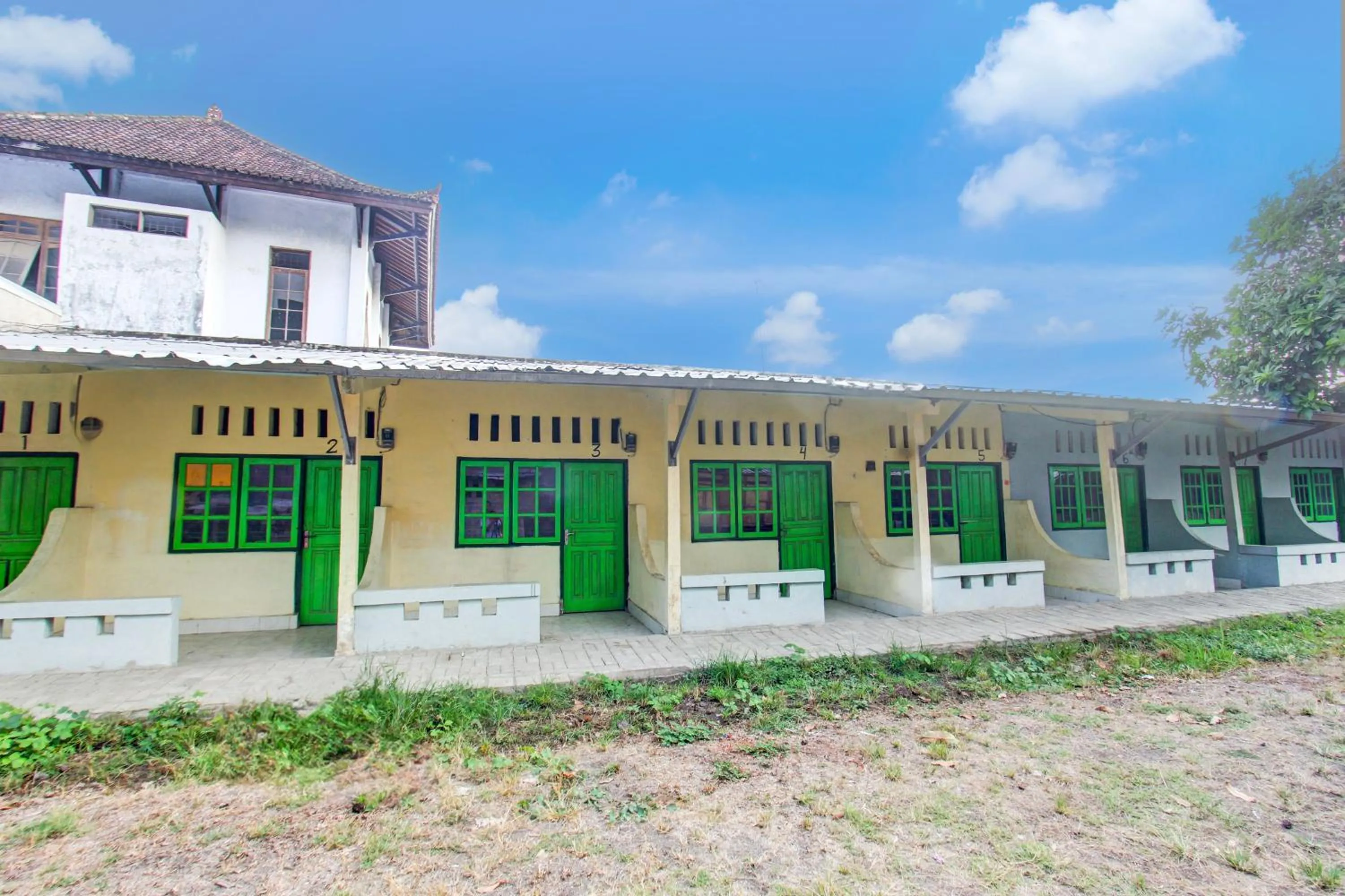 Facade/entrance in OYO Life 93256 Kos Meninting