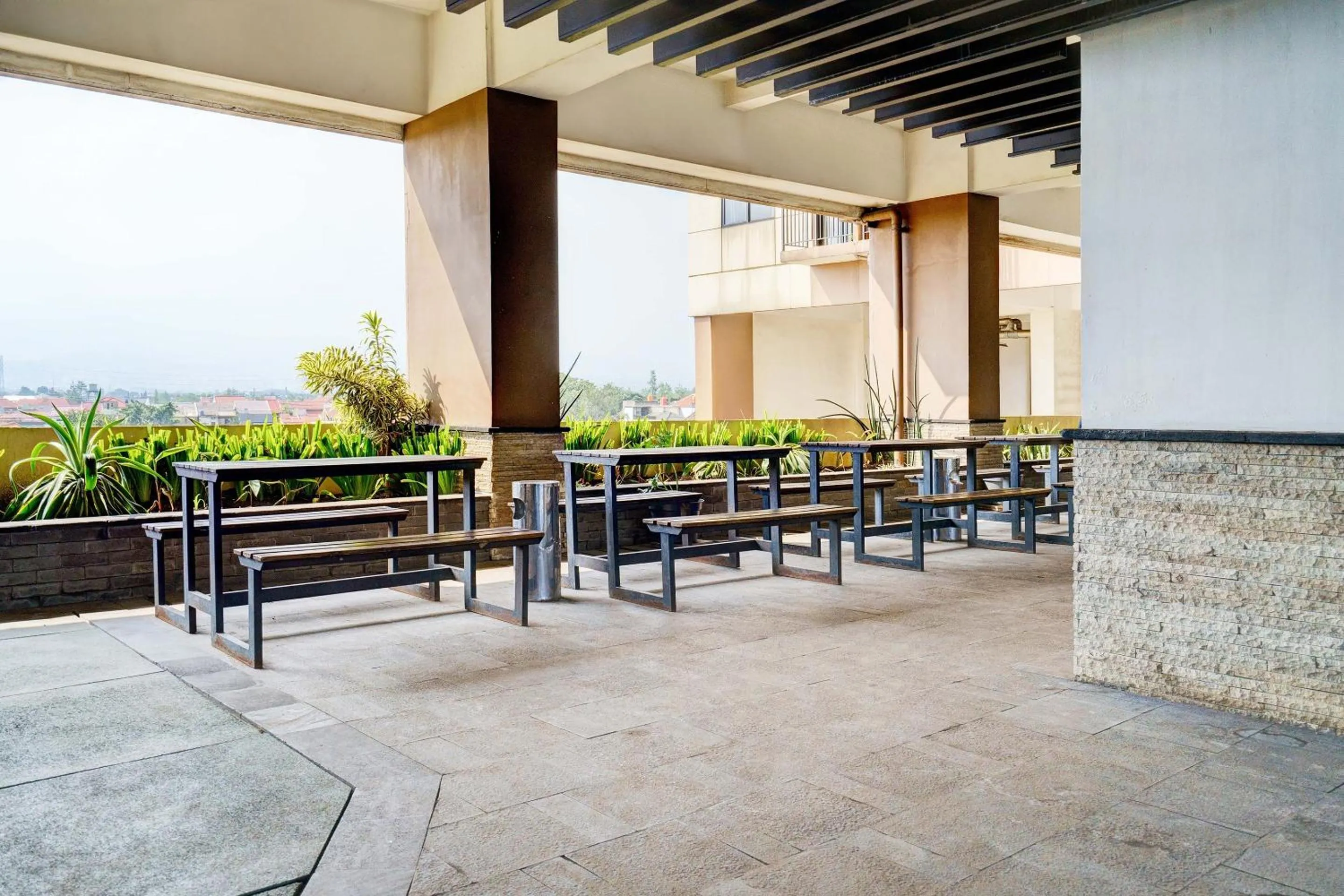 Lobby or reception in OYO Life 93310 Apartemen Tamansari Panoramic By Santuy 2