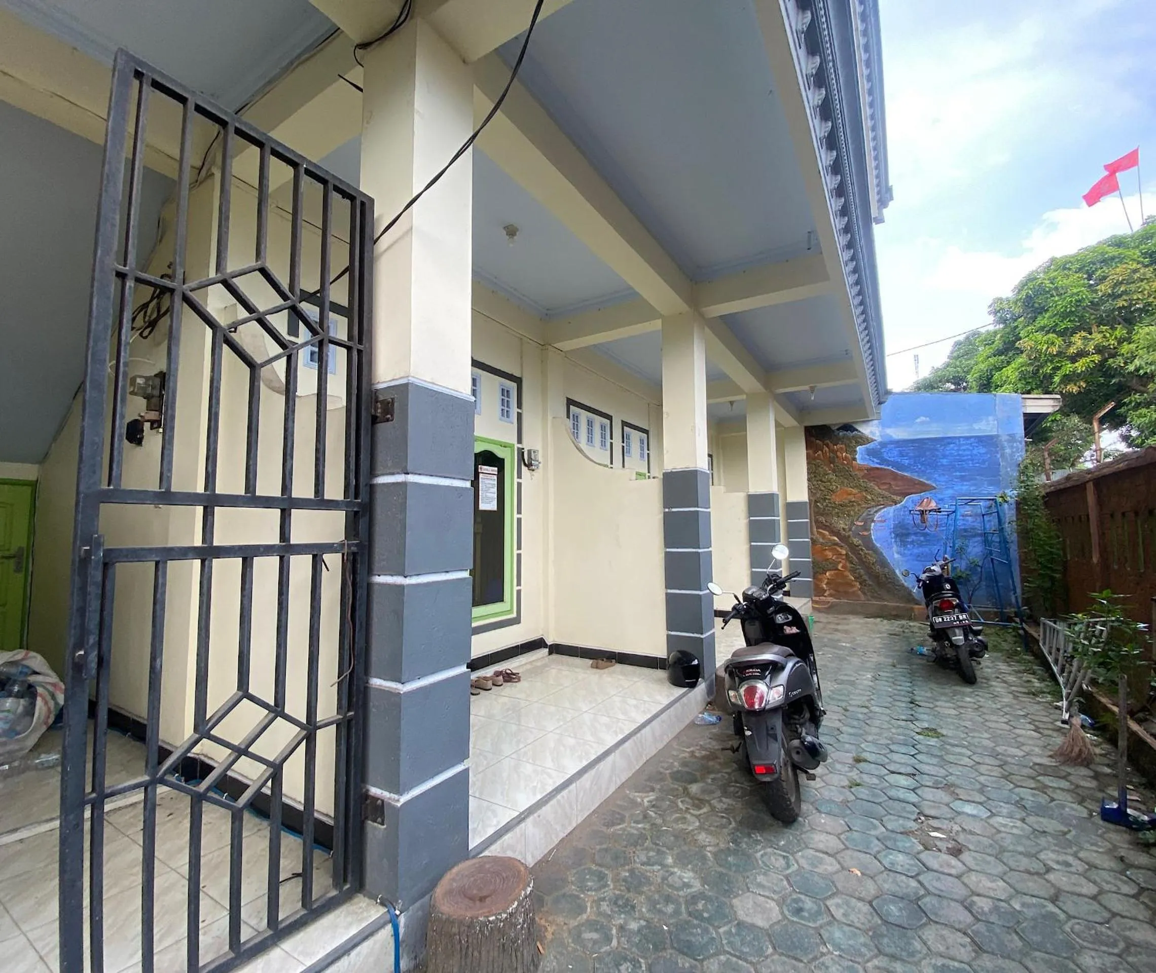 Lobby or reception in OYO Life 93401 Kos Putri Alamanda Syariah