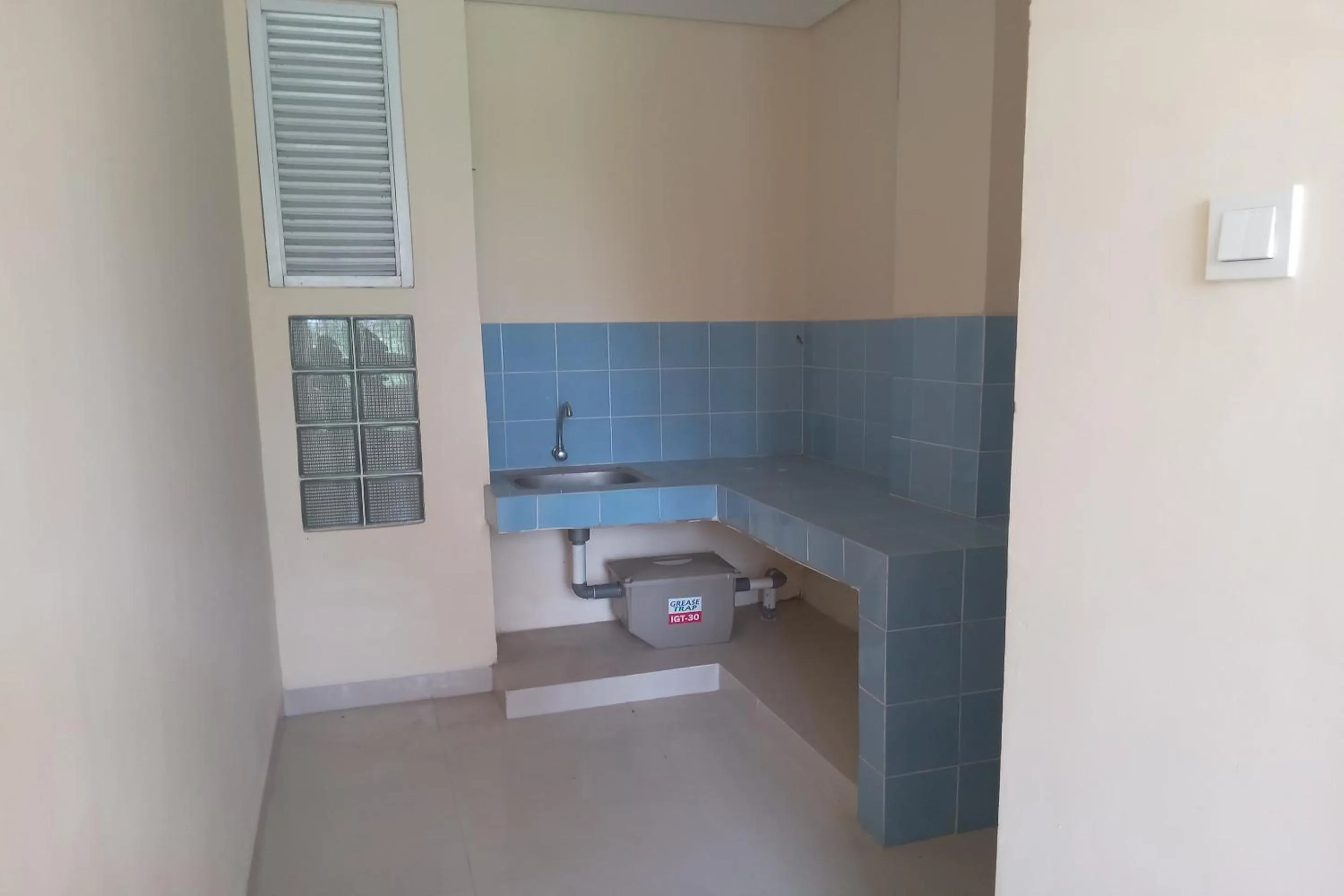 Bedroom in OYO Life 93399 Kos Batulayar