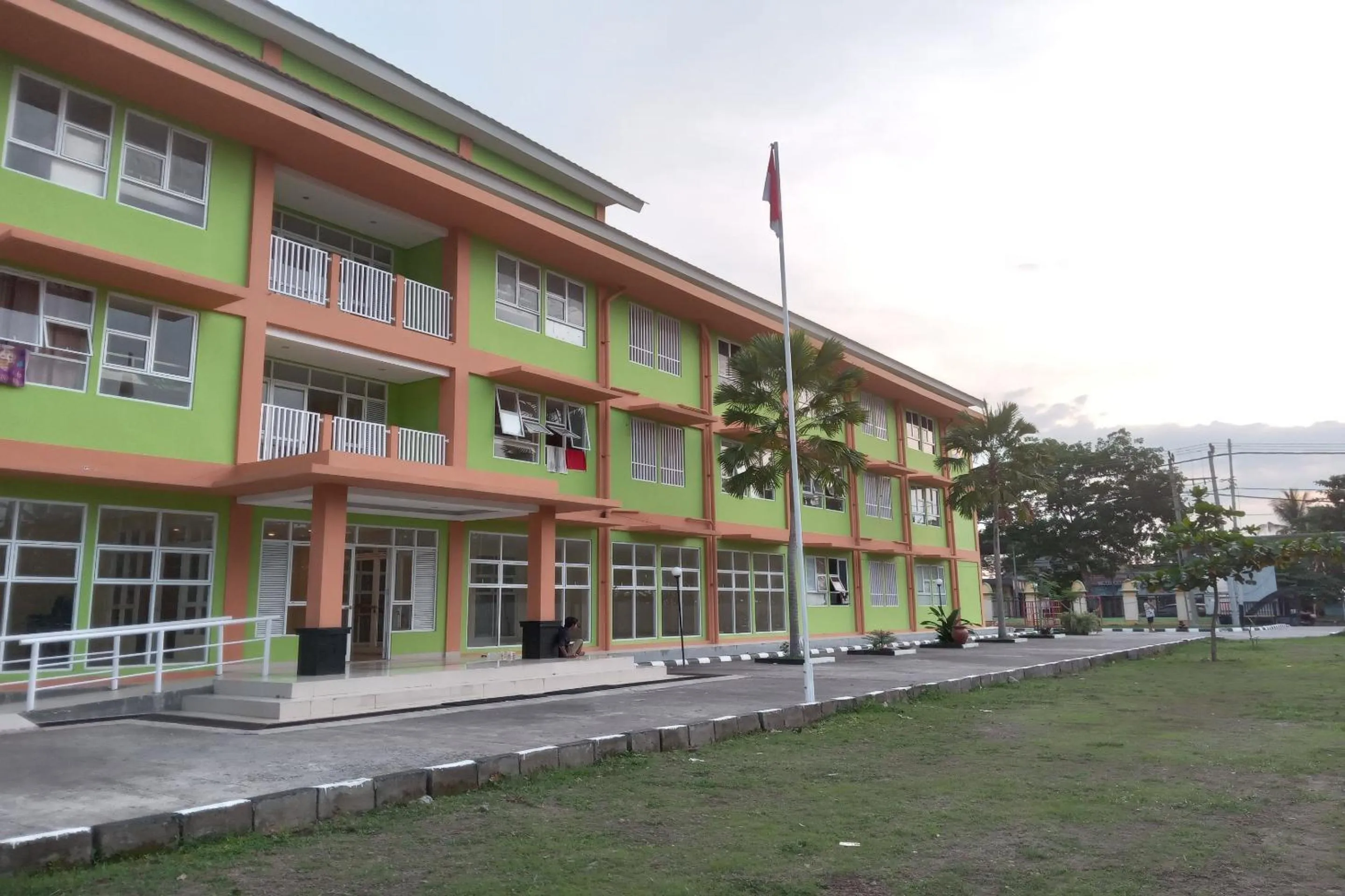 Facade/entrance in OYO Life 93399 Kos Batulayar