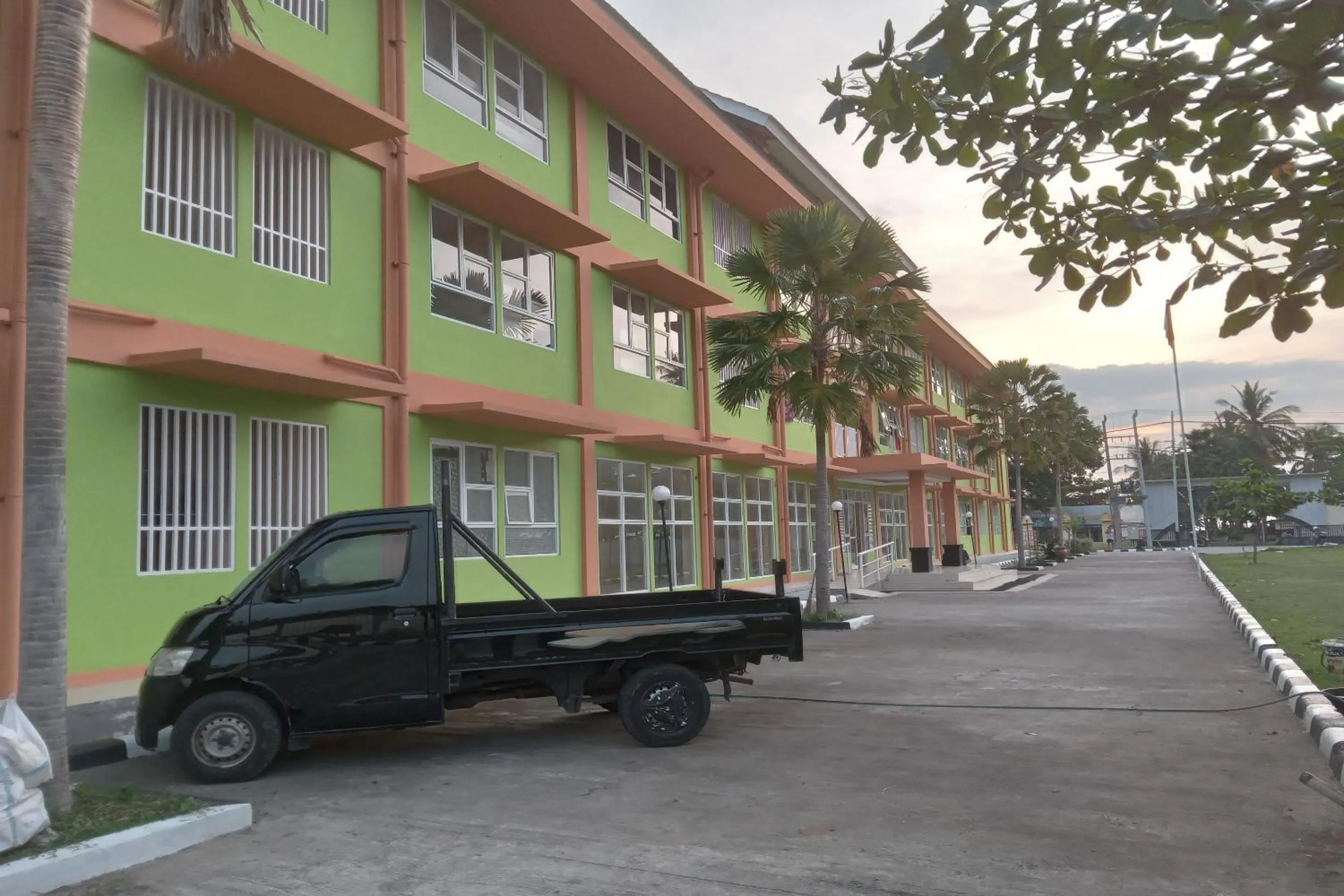 Facade/entrance in OYO Life 93399 Kos Batulayar