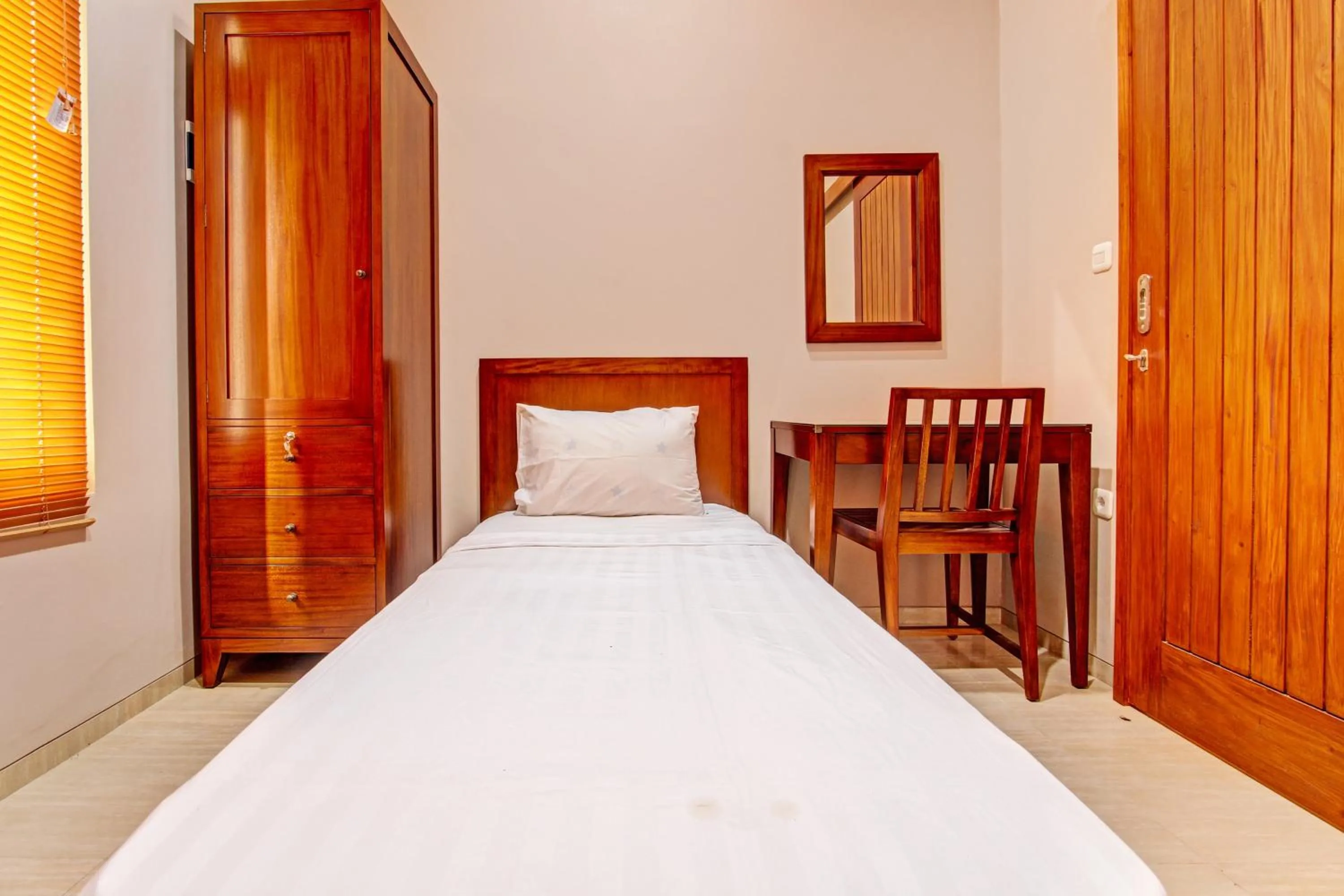 Bedroom, Bed in OYO Life 93497 Griya Kost Rr