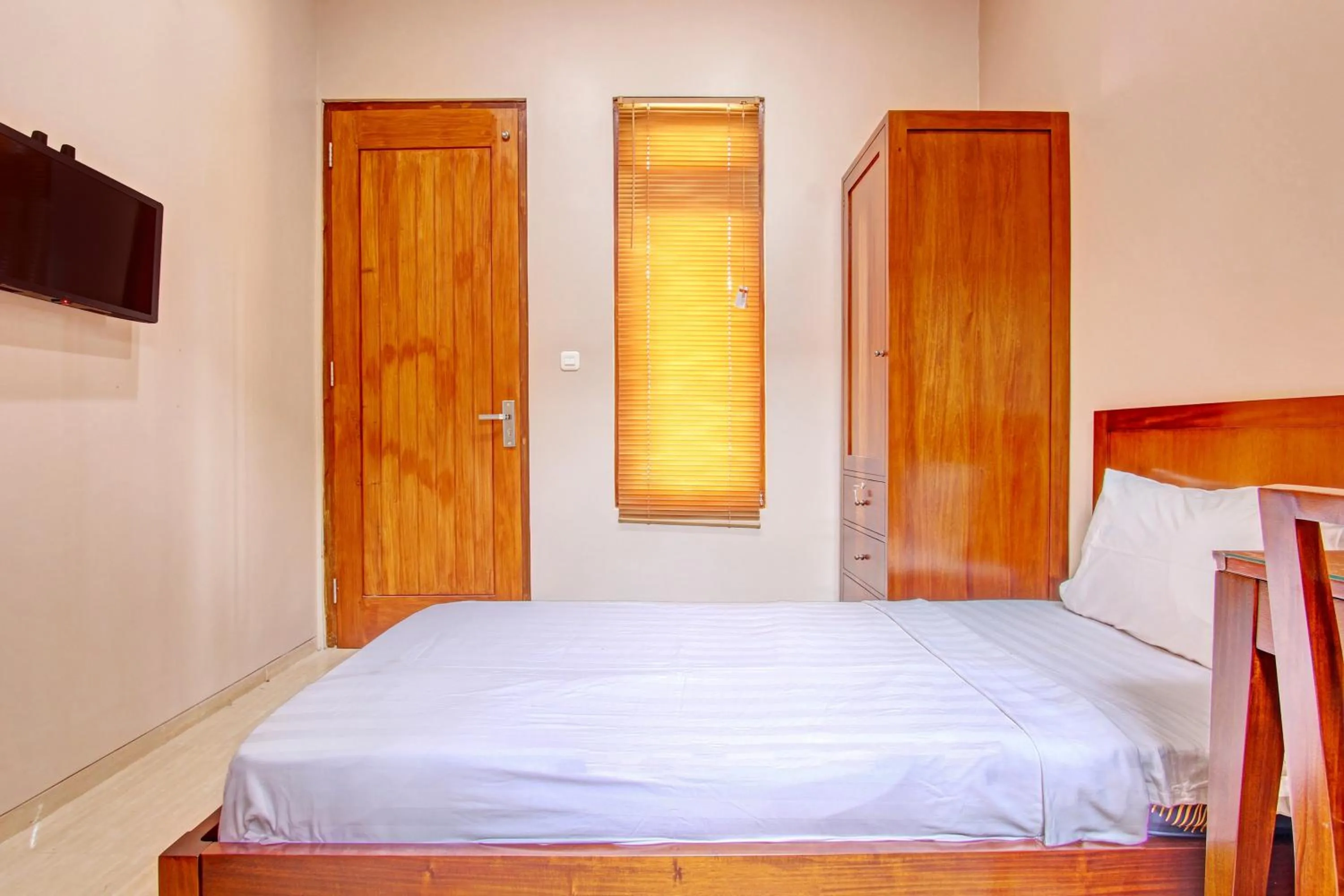 Bedroom, Bed in OYO Life 93497 Griya Kost Rr