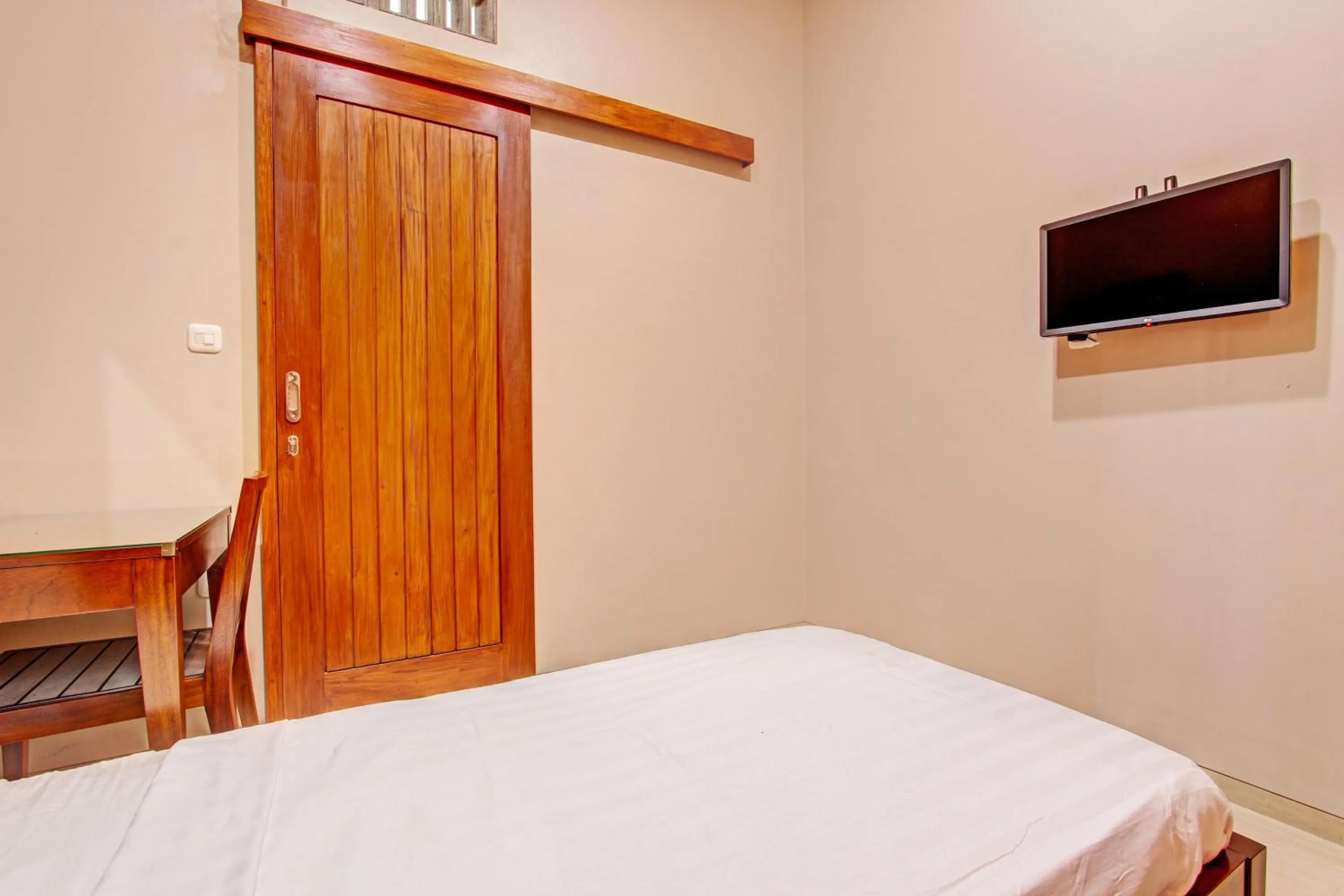 Bedroom, Bed in OYO Life 93497 Griya Kost Rr