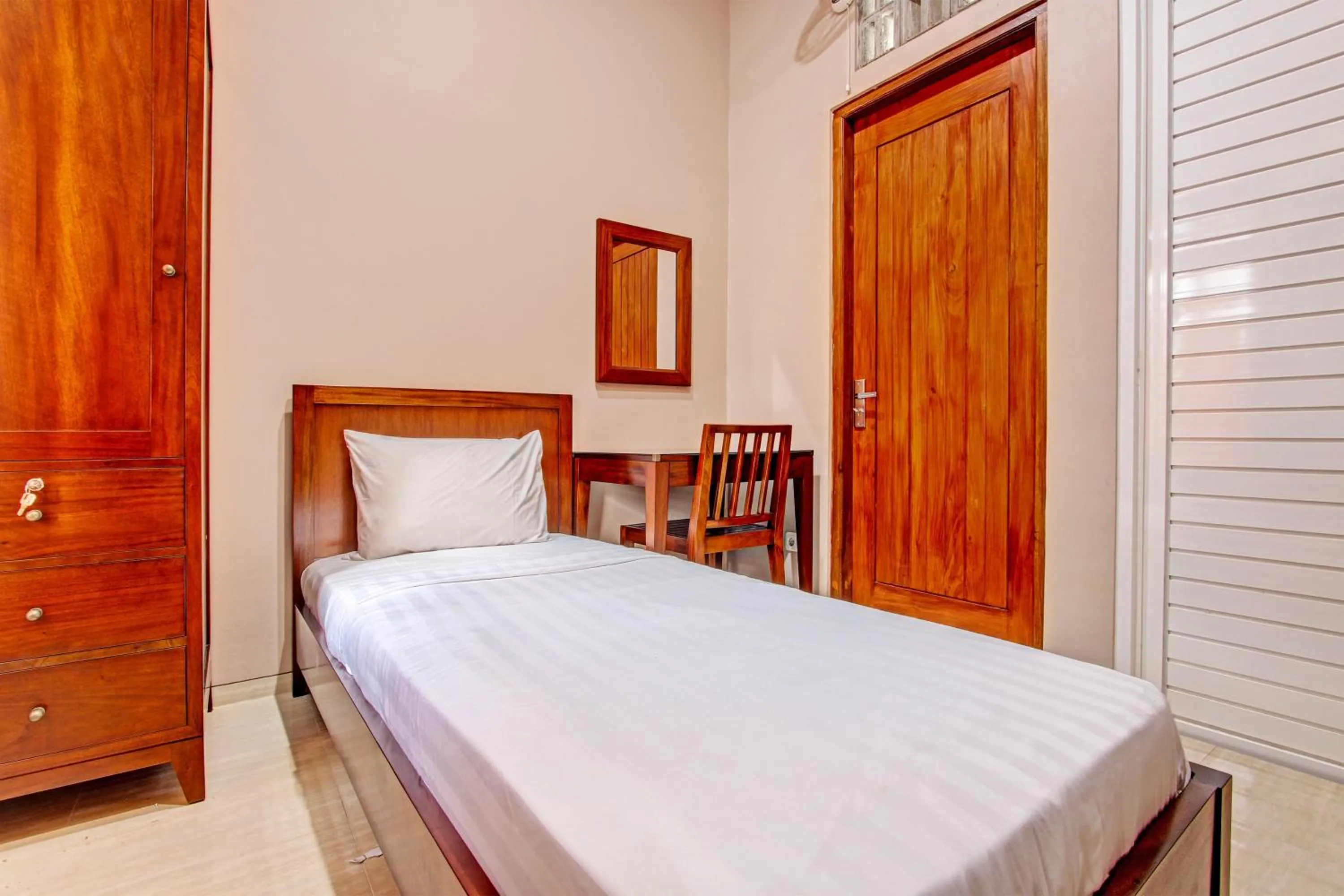 Bedroom, Bed in OYO Life 93497 Griya Kost Rr