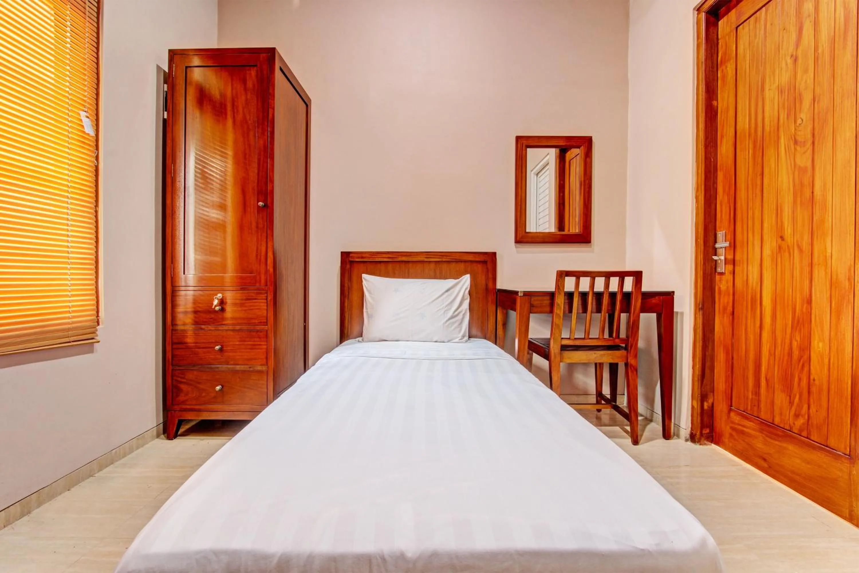 Bedroom, Bed in OYO Life 93497 Griya Kost Rr