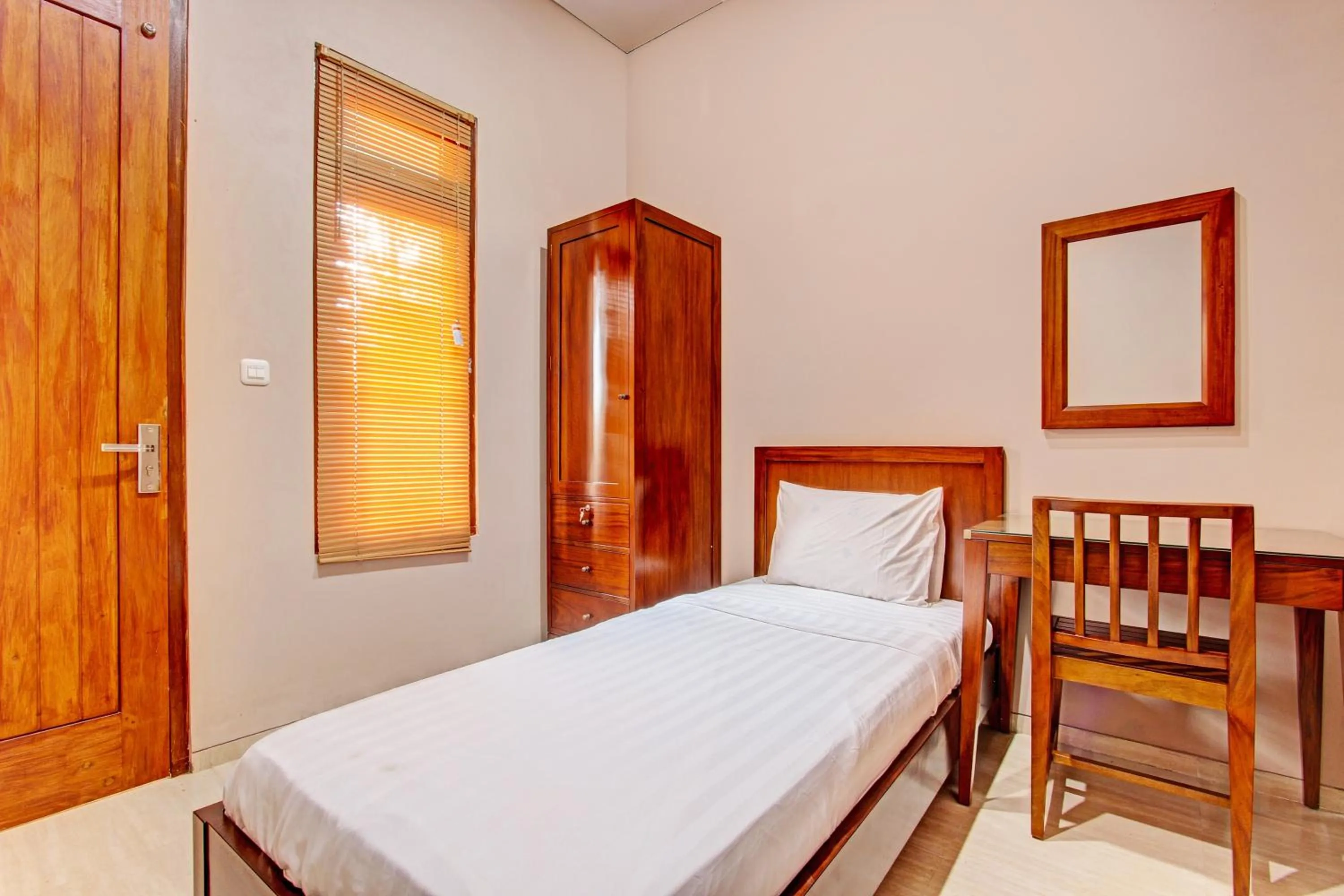 Bedroom, Bed in OYO Life 93497 Griya Kost Rr