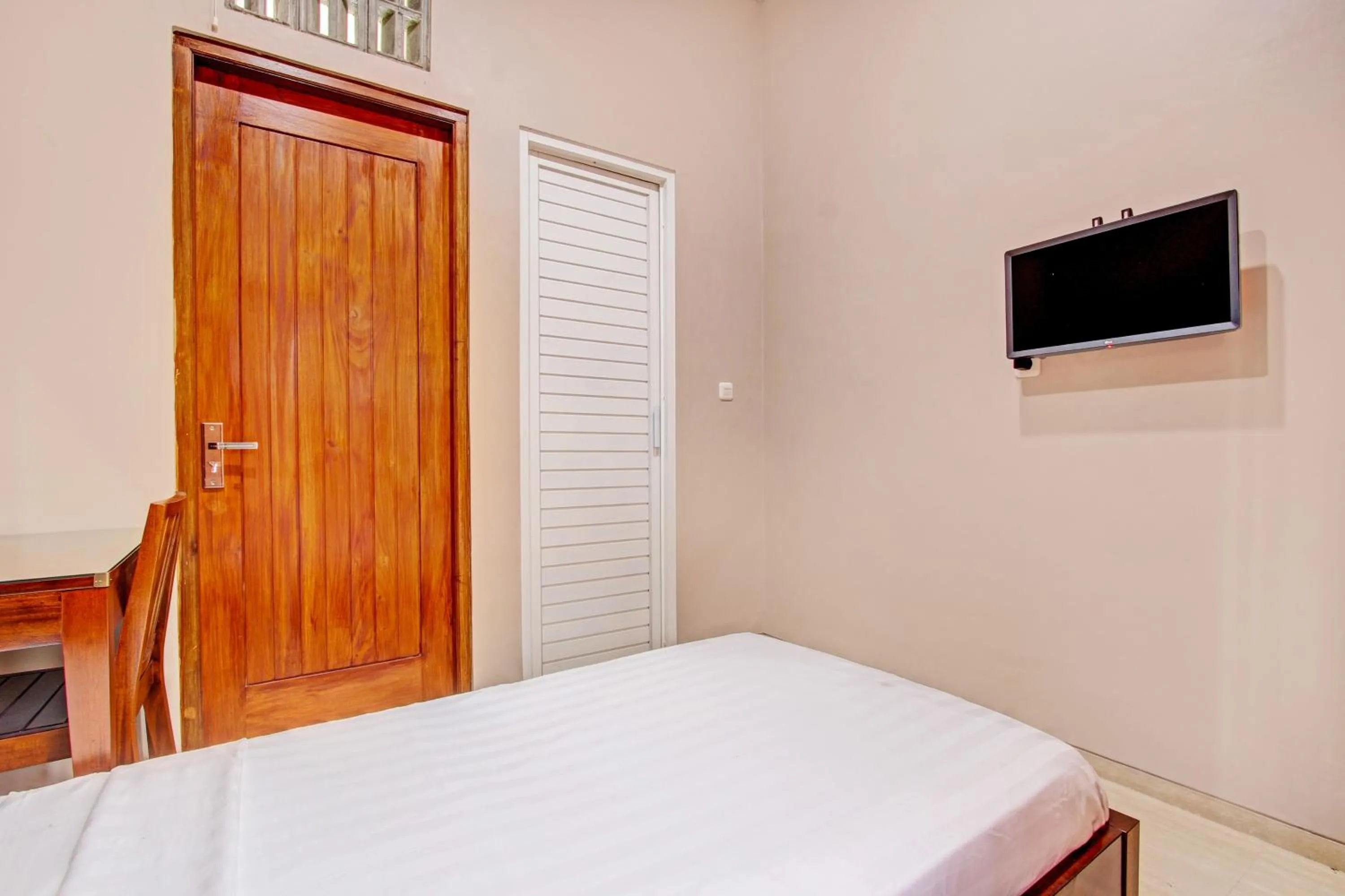 Bedroom, Bed in OYO Life 93497 Griya Kost Rr