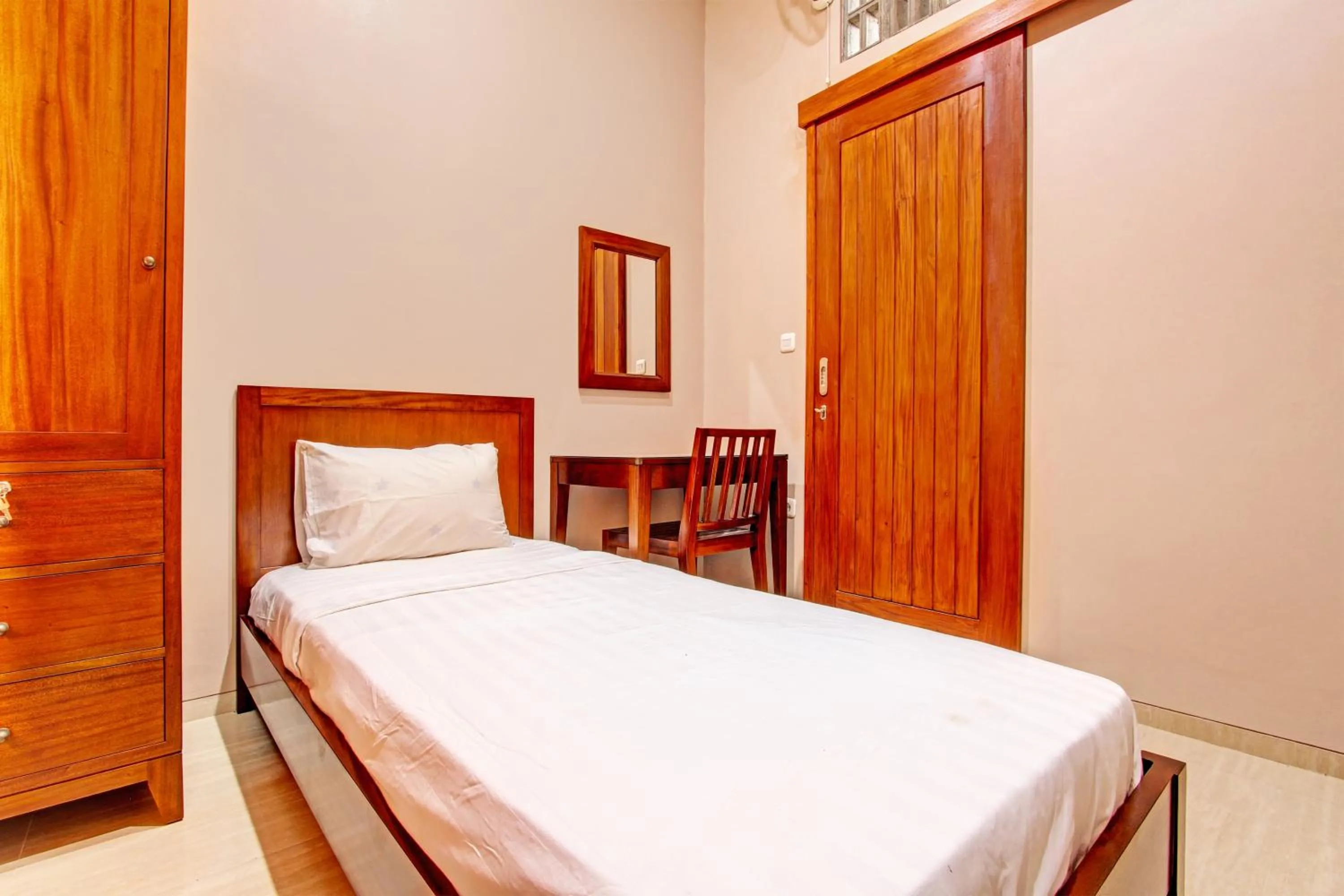 Bedroom, Bed in OYO Life 93497 Griya Kost Rr