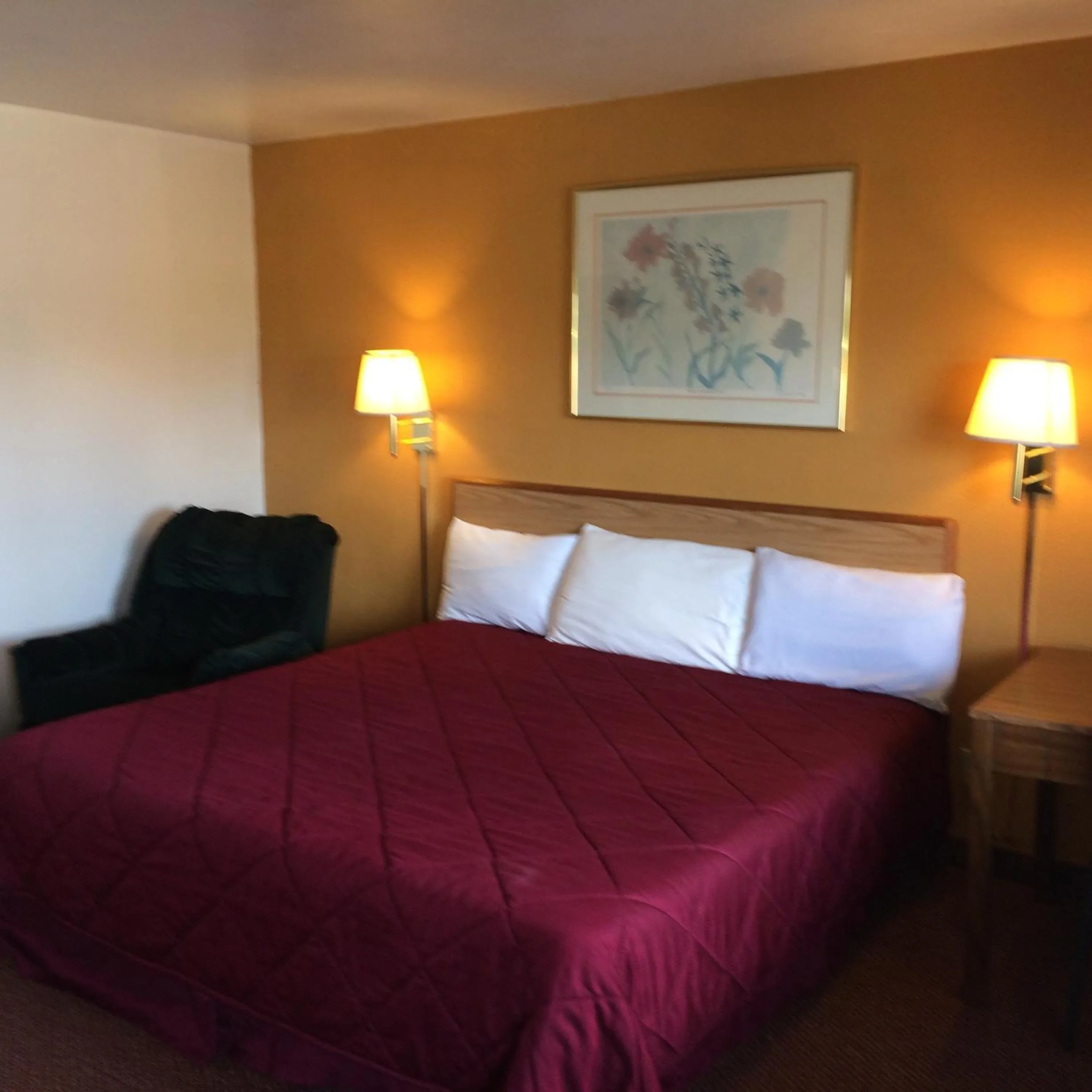 Bed in Super 7 Motel