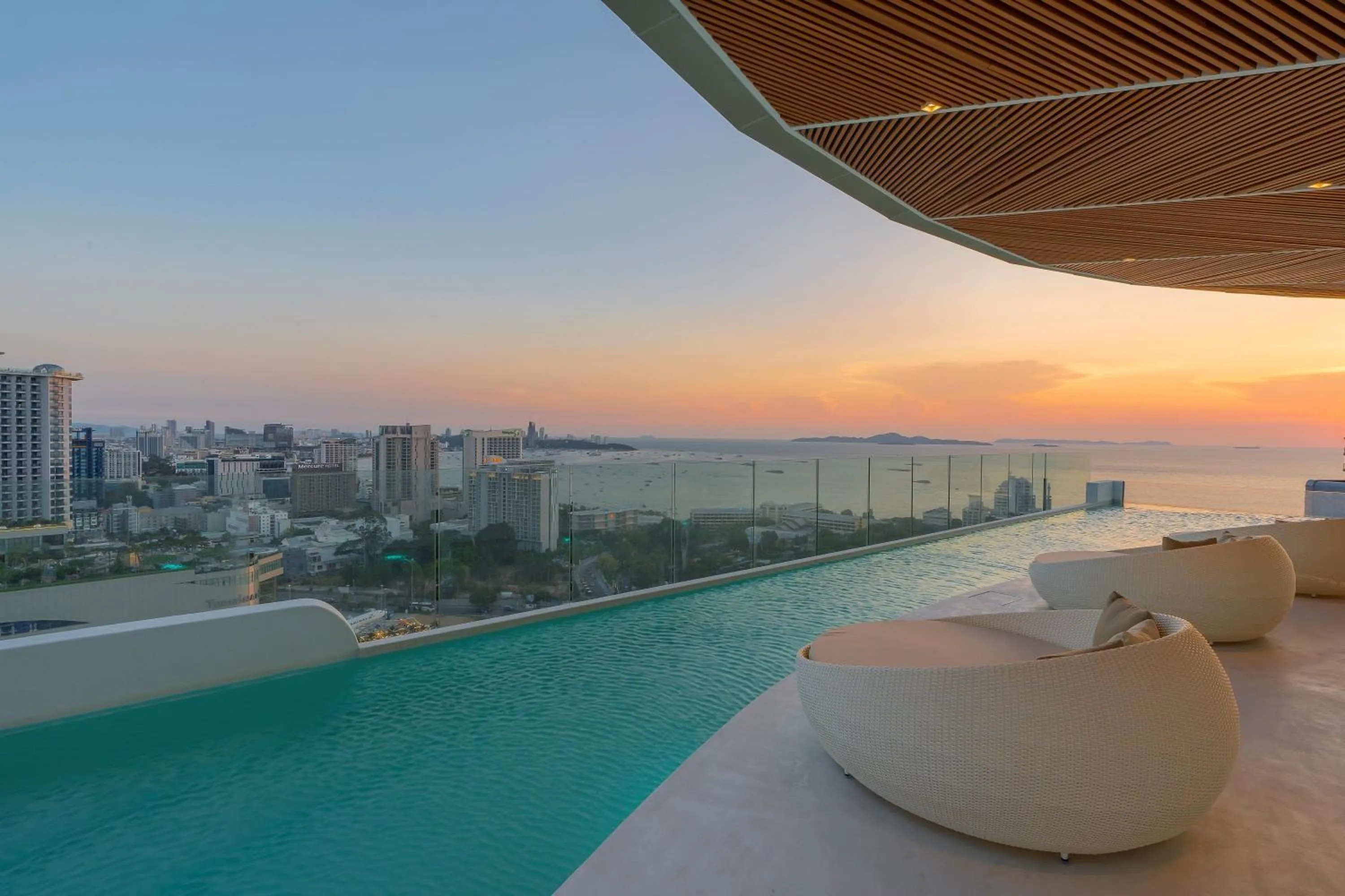 Swimming pool in Akara Hotel Pattaya