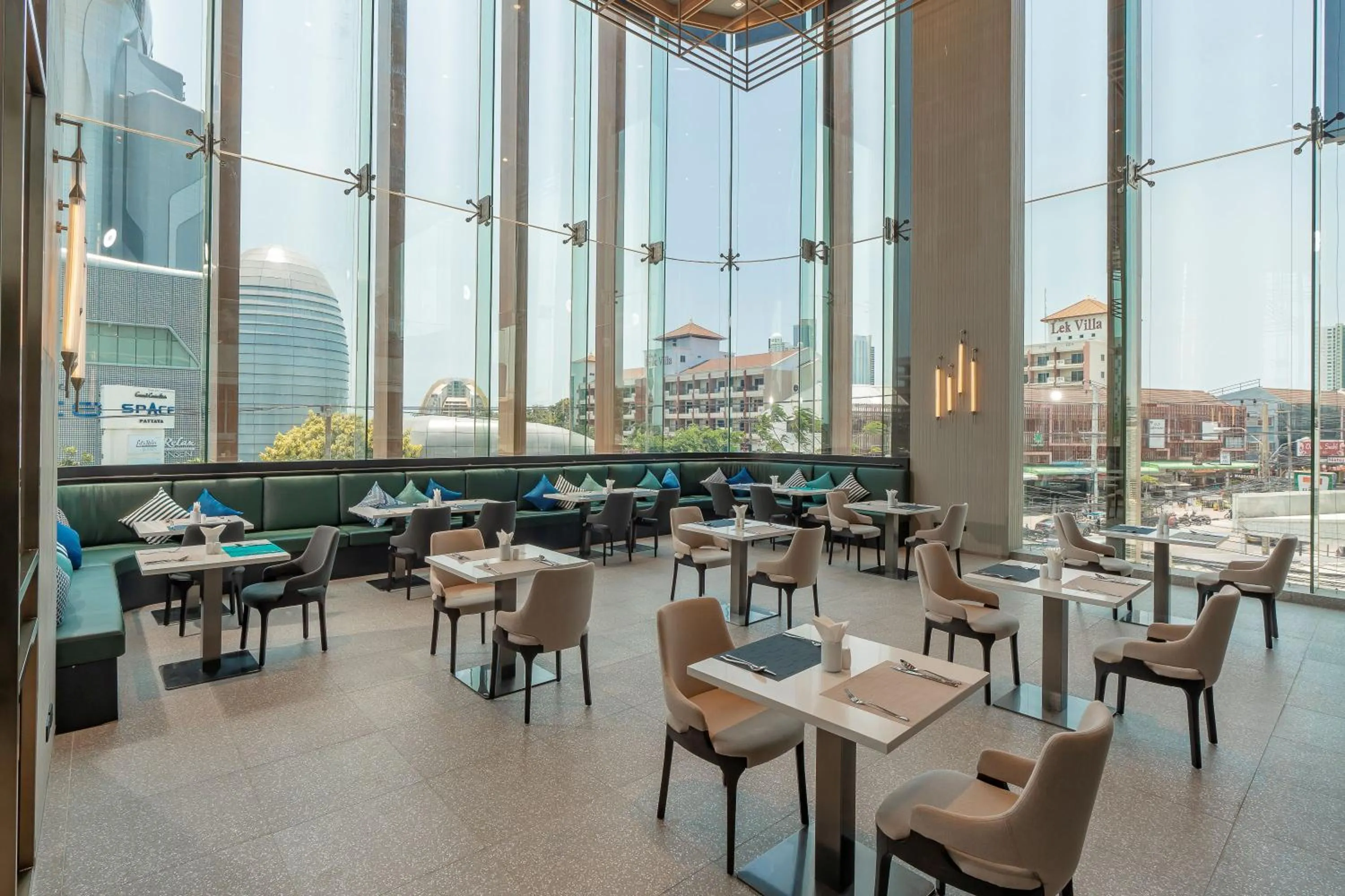 Restaurant/places to eat in Akara Hotel Pattaya