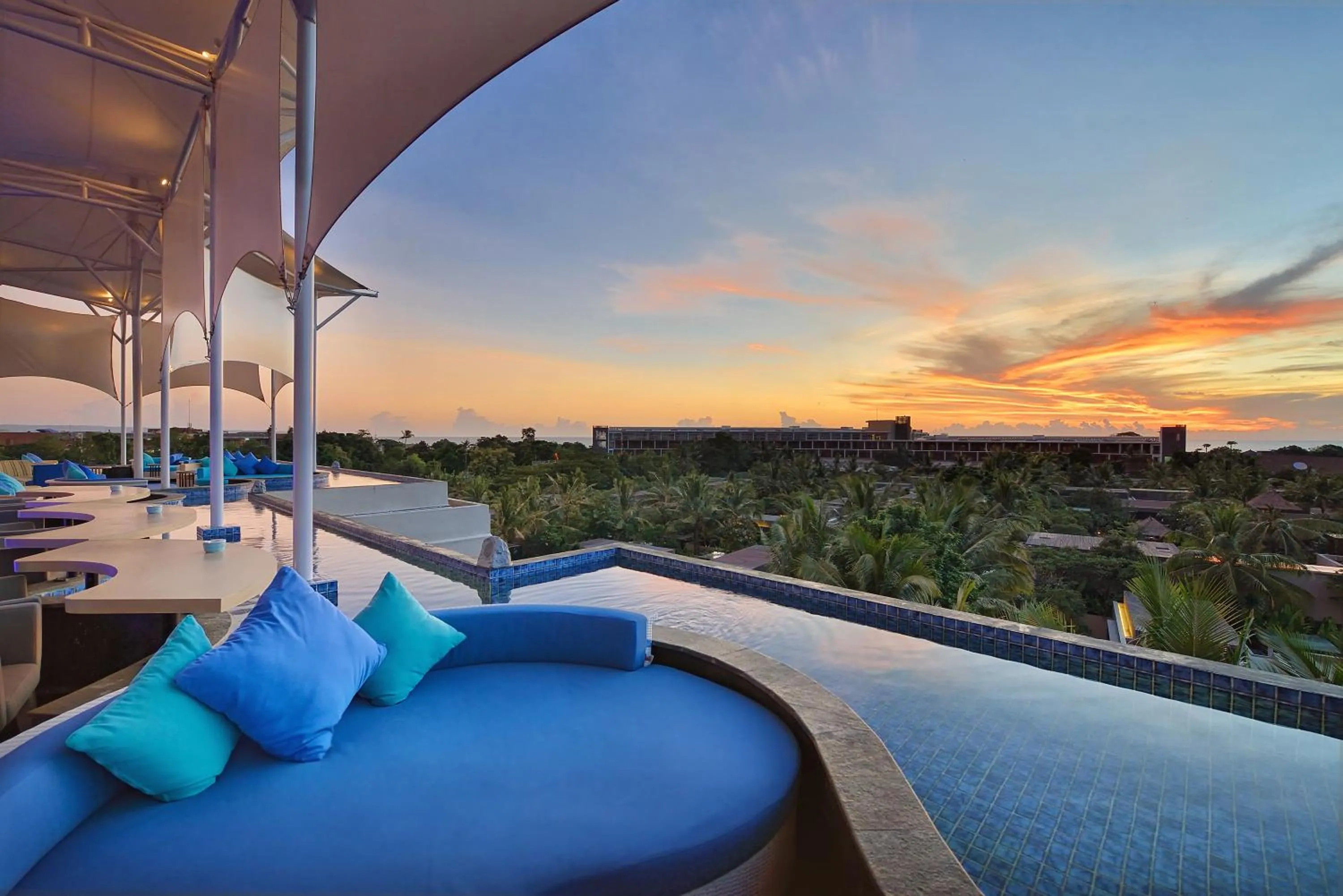 Restaurant/places to eat in de Vins Sky Hotel Seminyak