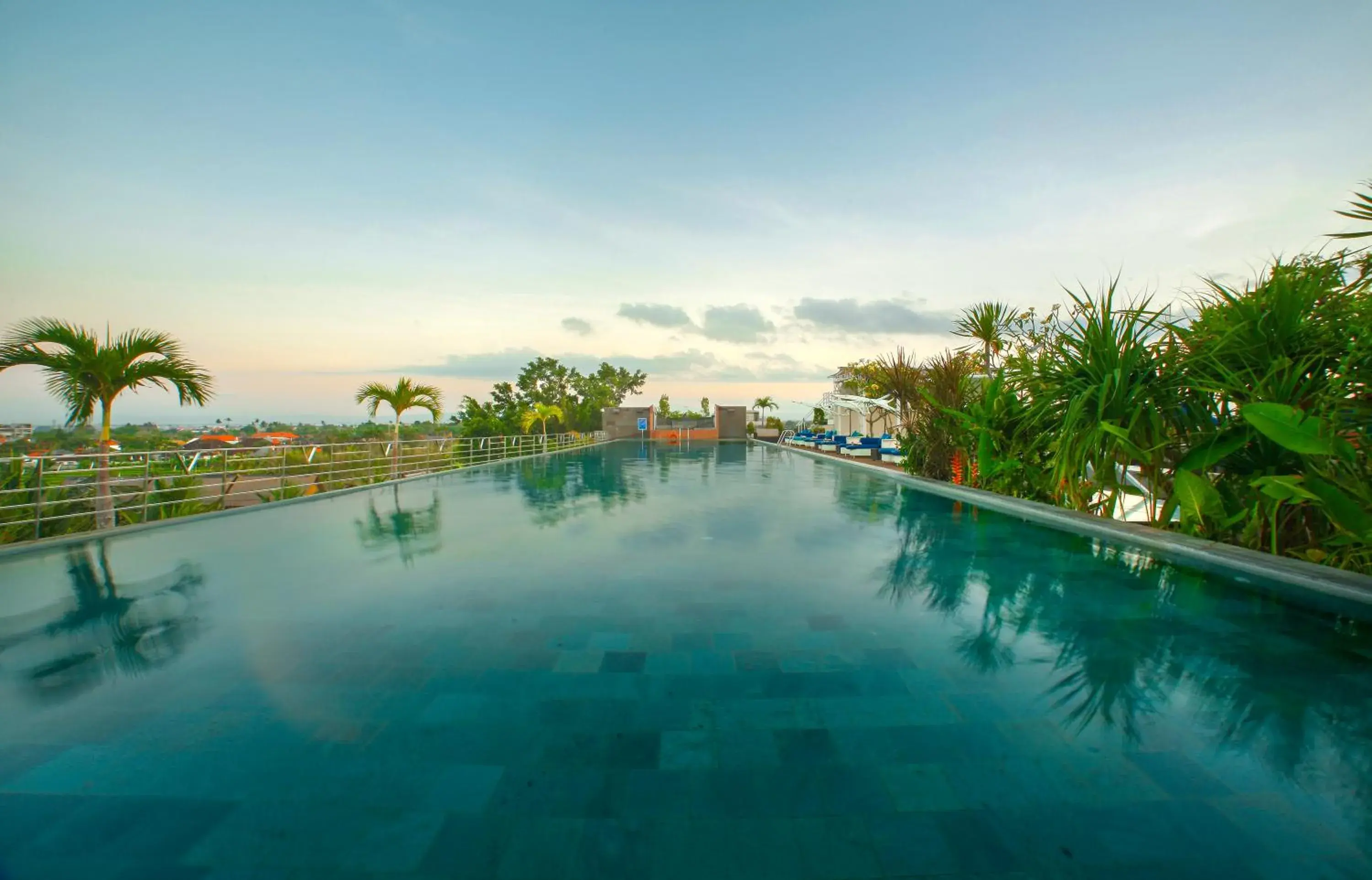 Swimming pool in de Vins Sky Hotel Seminyak Swimming pool in de Vins Sky Hotel Seminyak