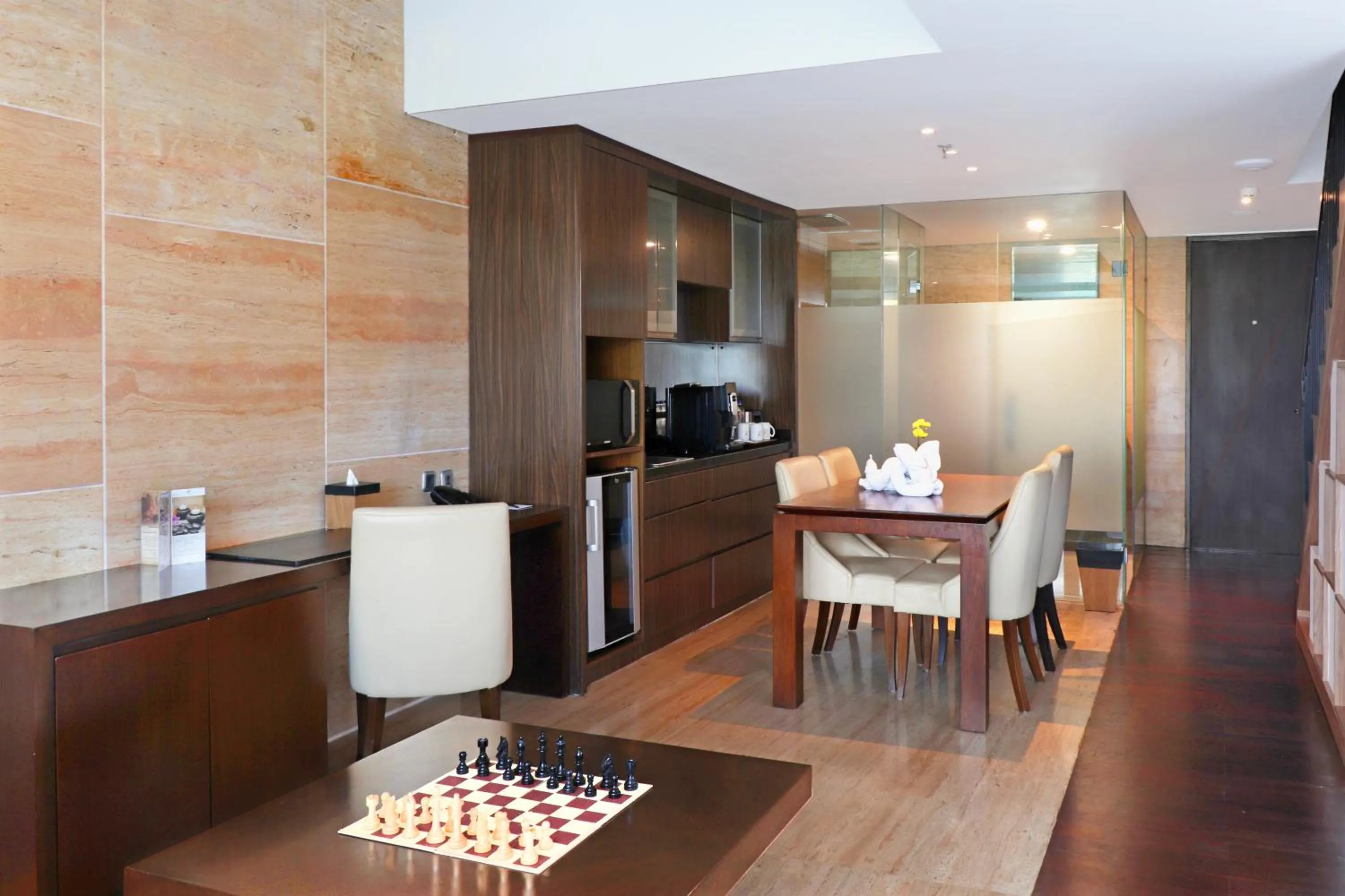 Dining area in de Vins Sky Hotel Seminyak