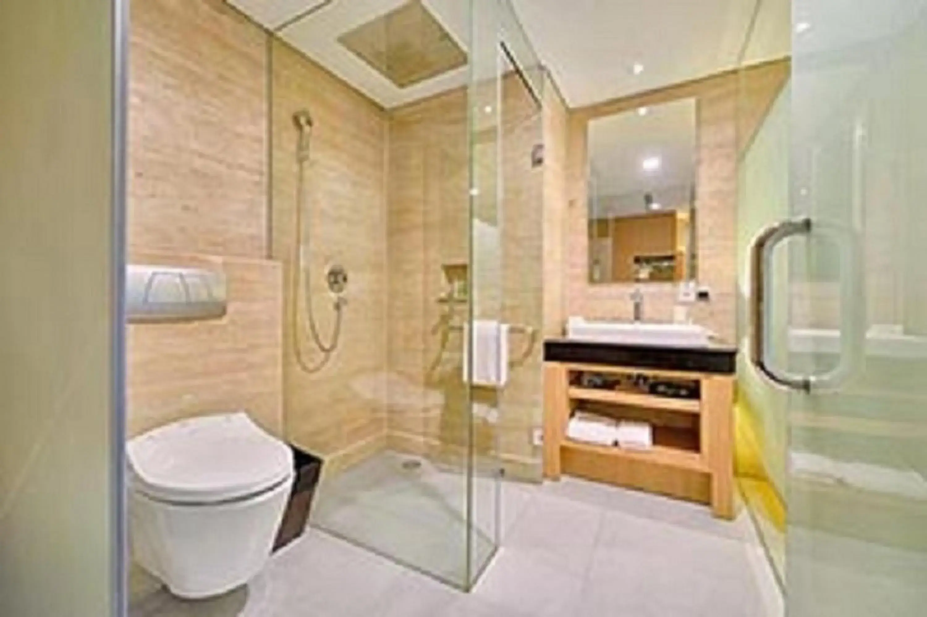 Bathroom in de Vins Sky Hotel Seminyak Bathroom in de Vins Sky Hotel Seminyak