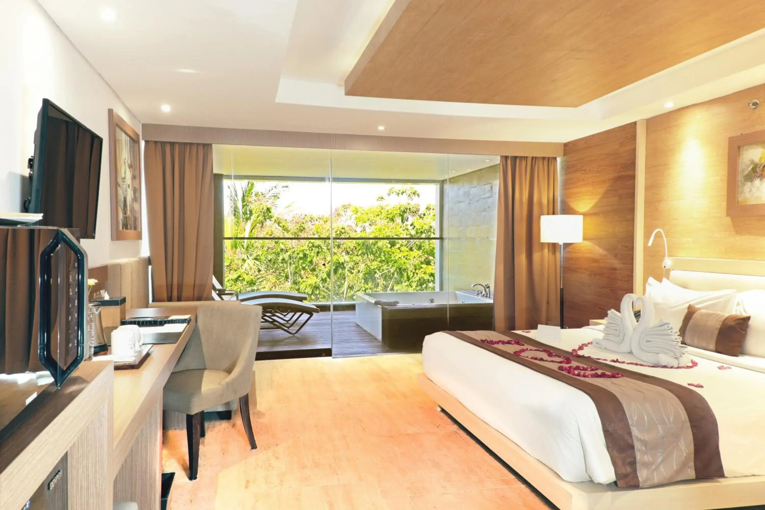 Whirlpool Suite room in de Vins Sky Hotel Seminyak Whirlpool Suite room in de Vins Sky Hotel Seminyak