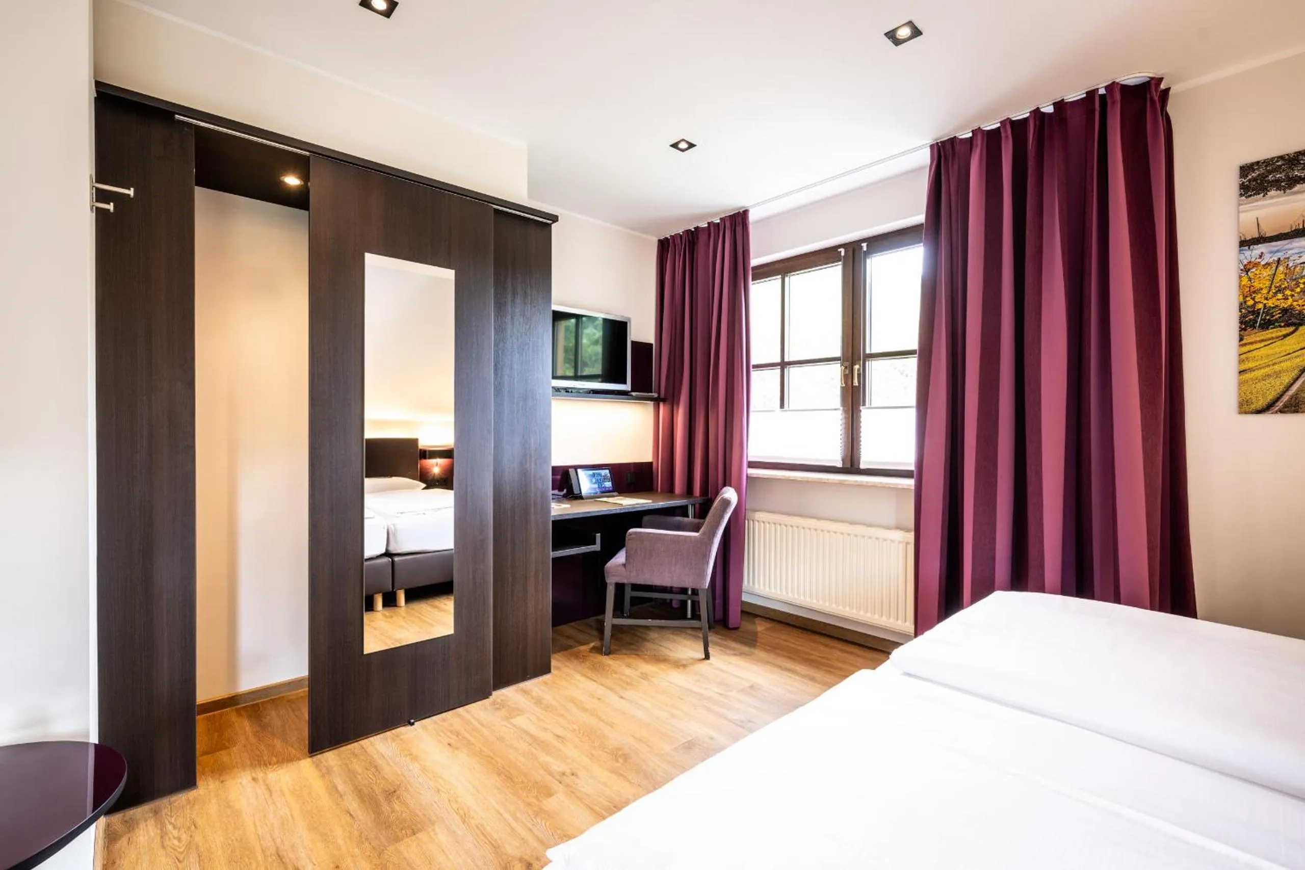 wardrobe, Bed in Weinhotel Restaurant Klostermühle