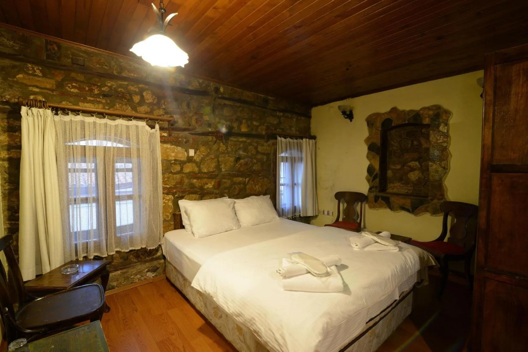 Bed in Otel Yorgo Seferis