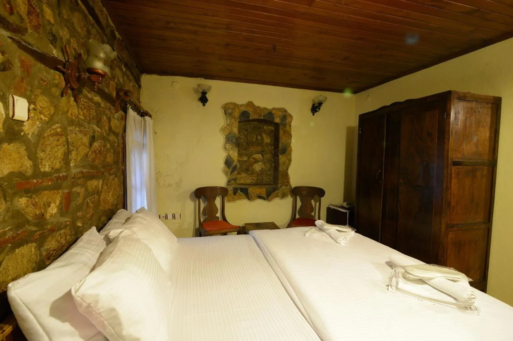 Bed in Otel Yorgo Seferis
