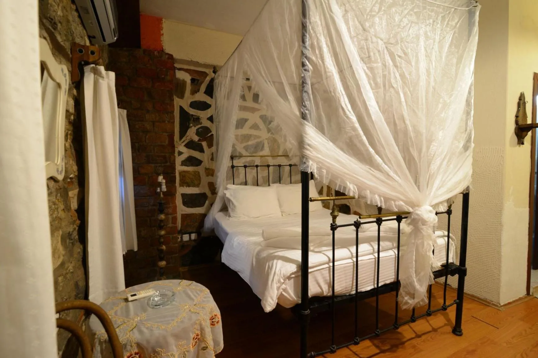 Bed in Otel Yorgo Seferis