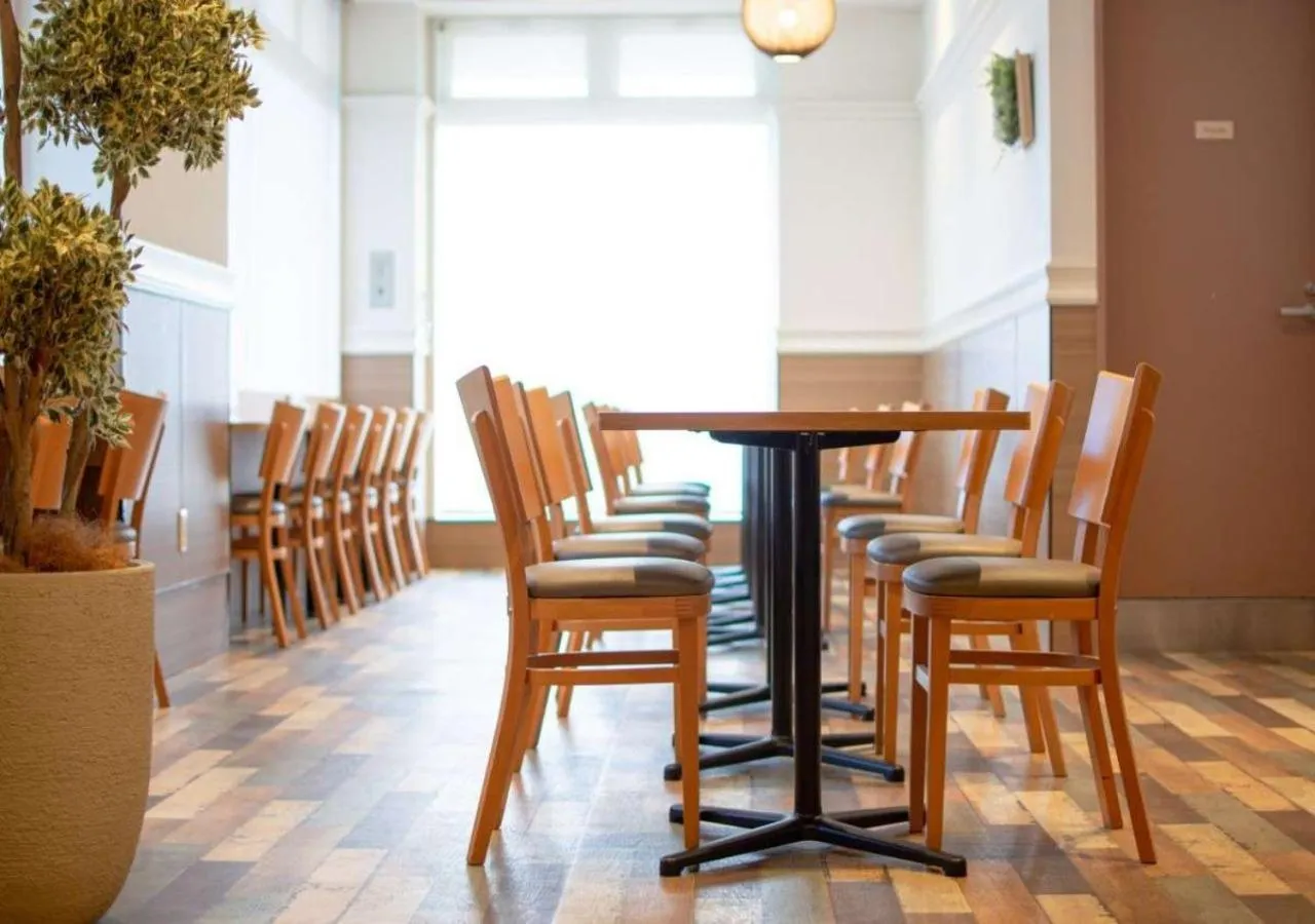 Restaurant/places to eat in Business Inn Norte