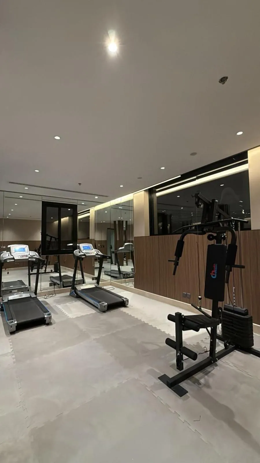Fitness centre/facilities in Lilac Park Hotel