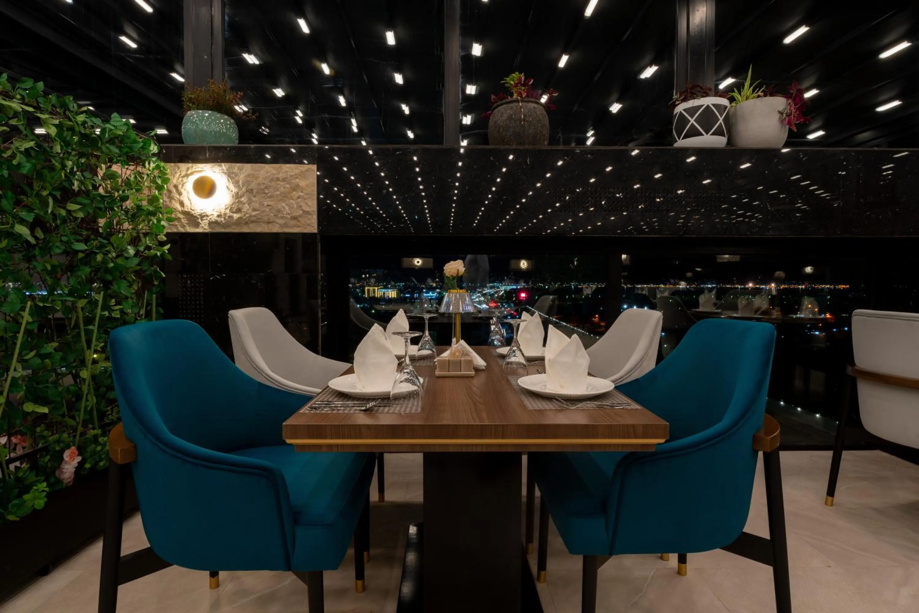 Restaurant/places to eat in Lilac Park Hotel