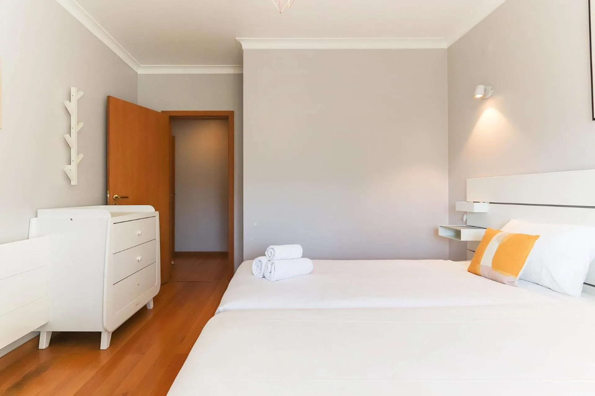 Bed in Telheiras Premium by Homing