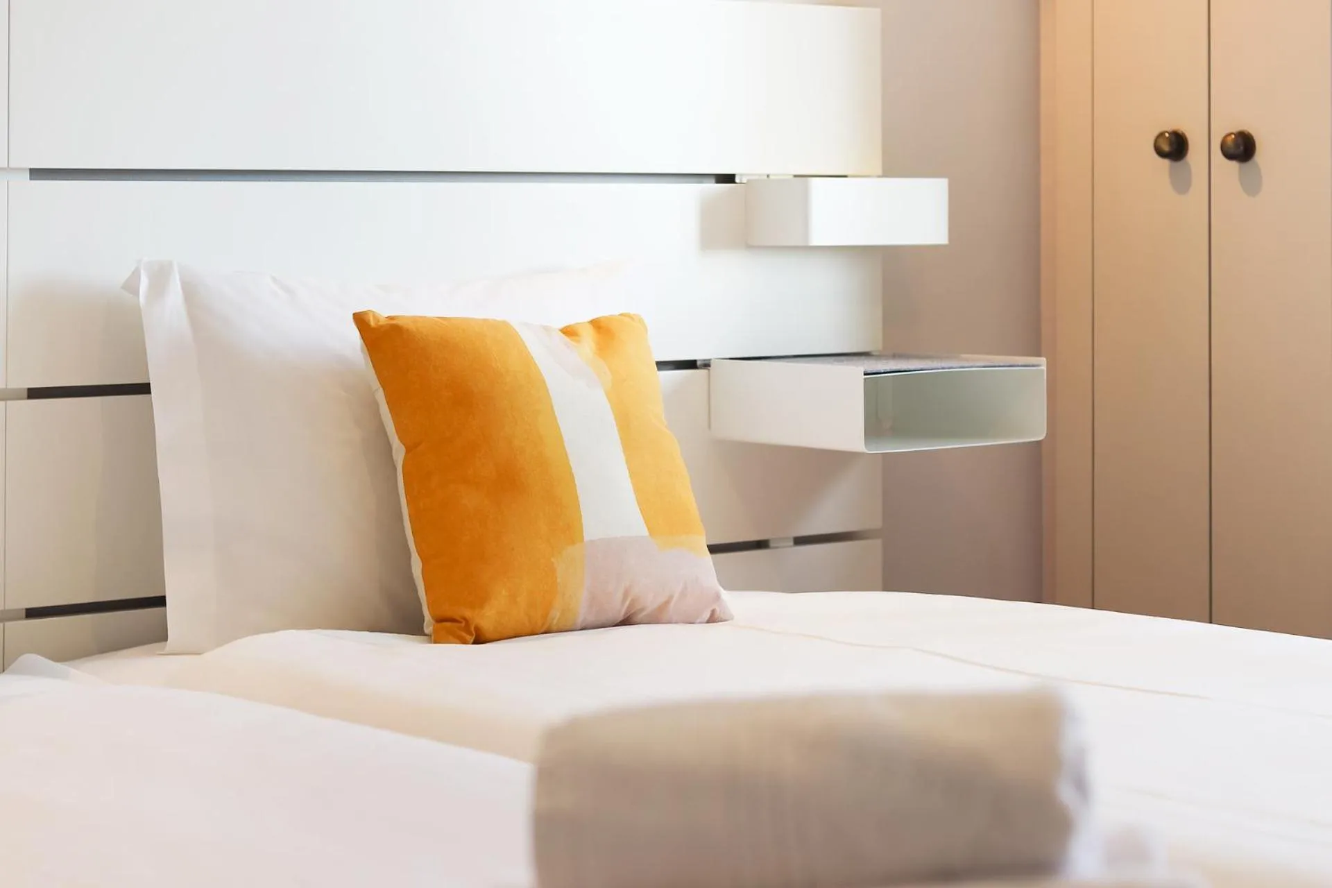 Bed in Telheiras Premium by Homing