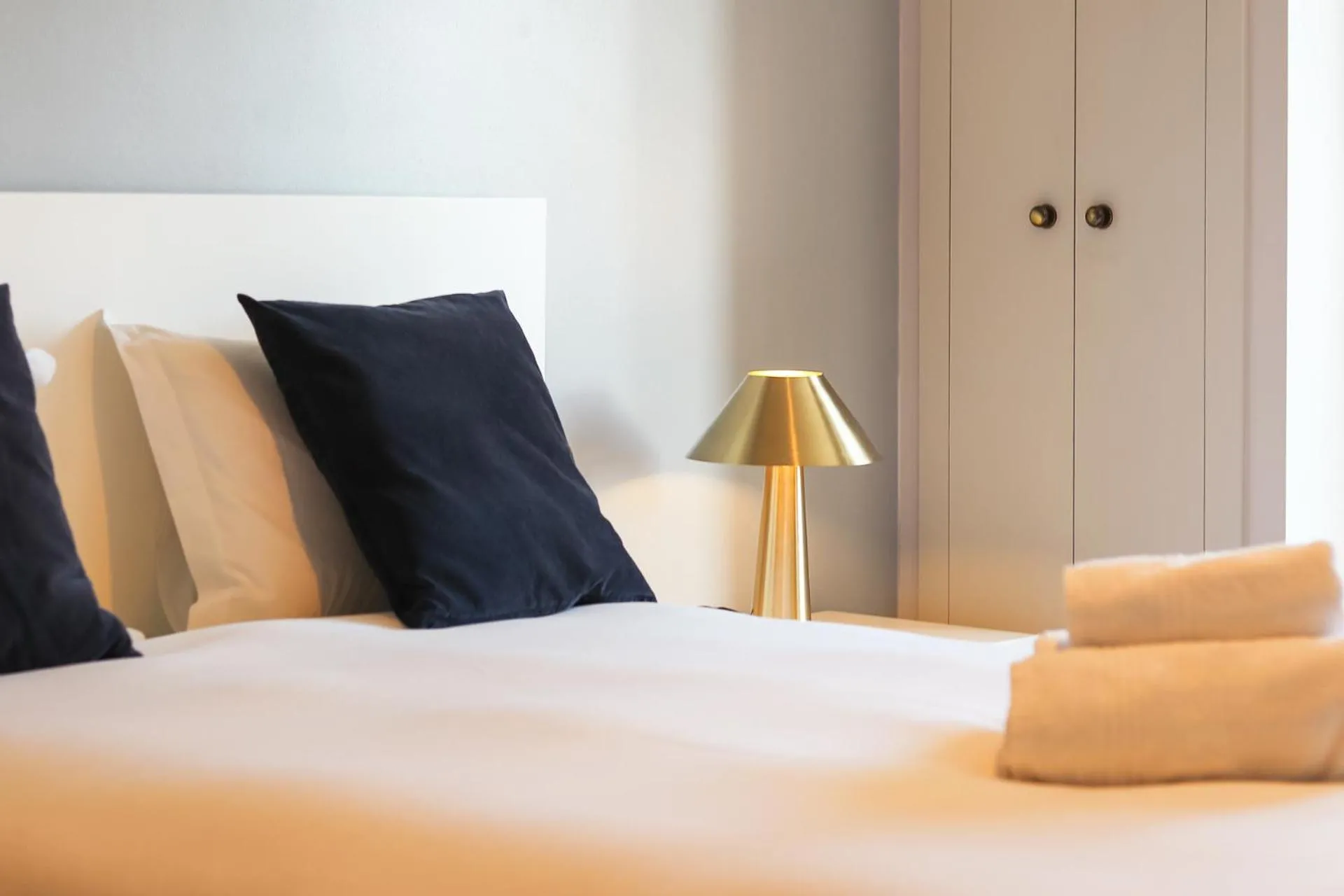 Bed in Telheiras Premium by Homing