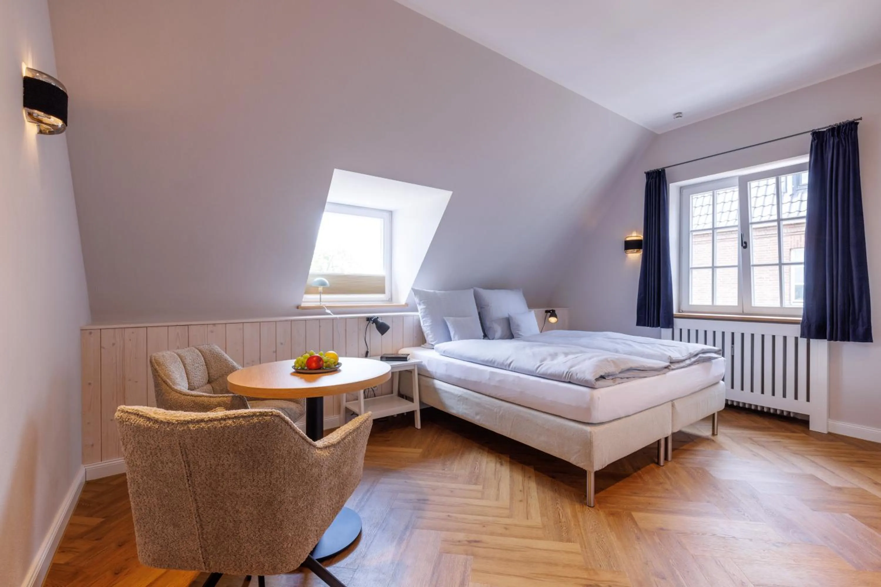 Photo of the whole room, Bed in Logierhaus RheintorEins