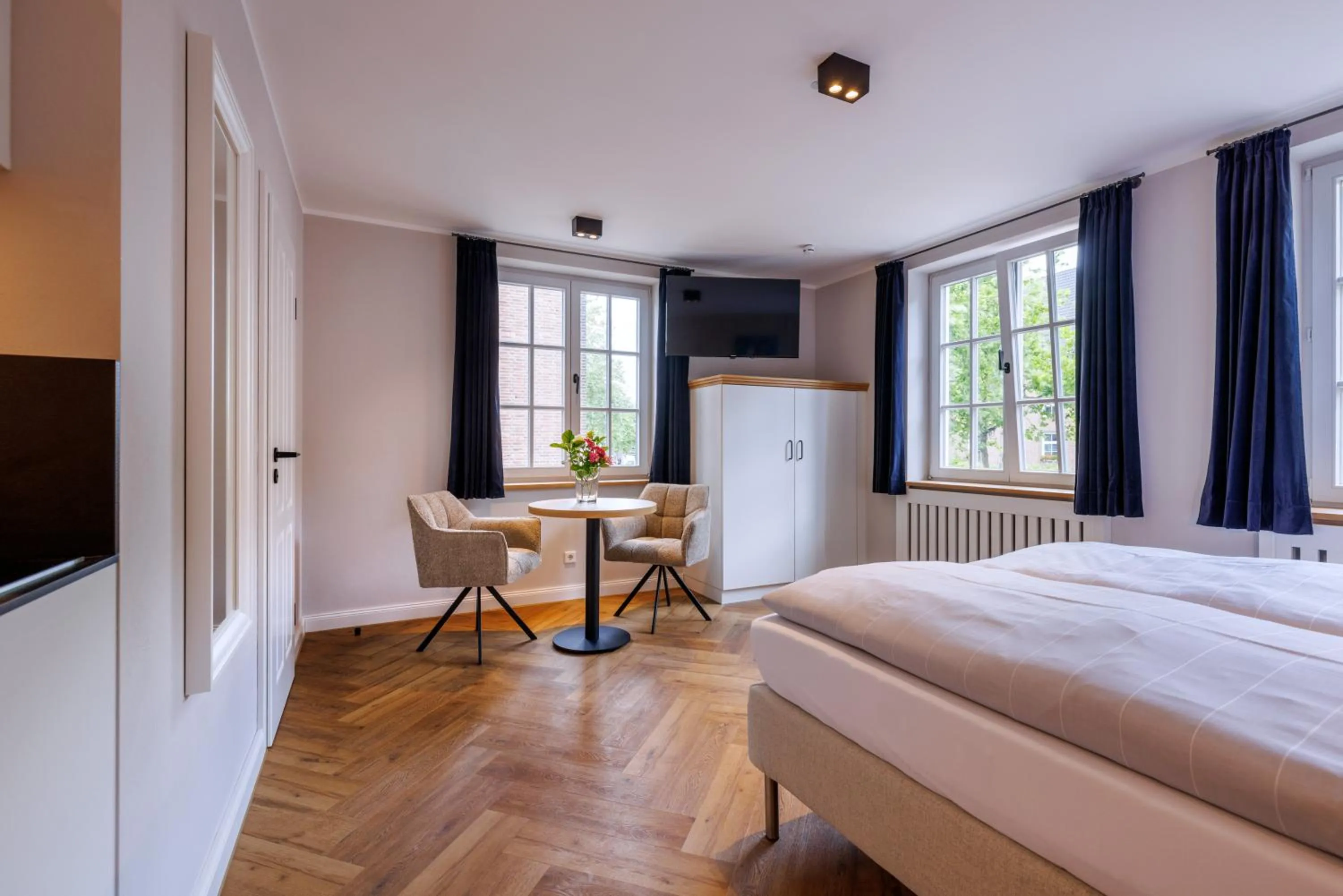 Photo of the whole room, Bed in Logierhaus RheintorEins