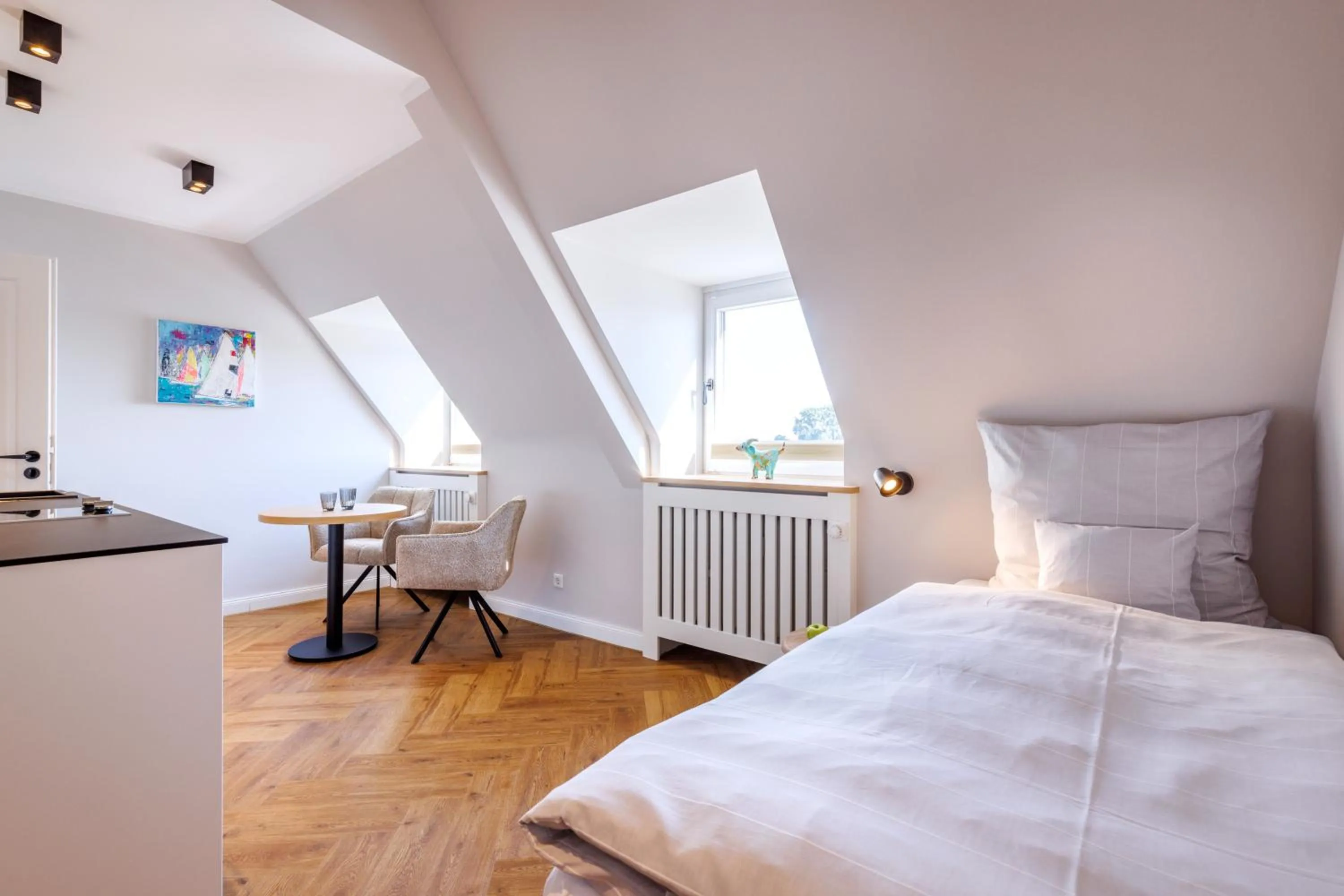 Photo of the whole room, Bed in Logierhaus RheintorEins