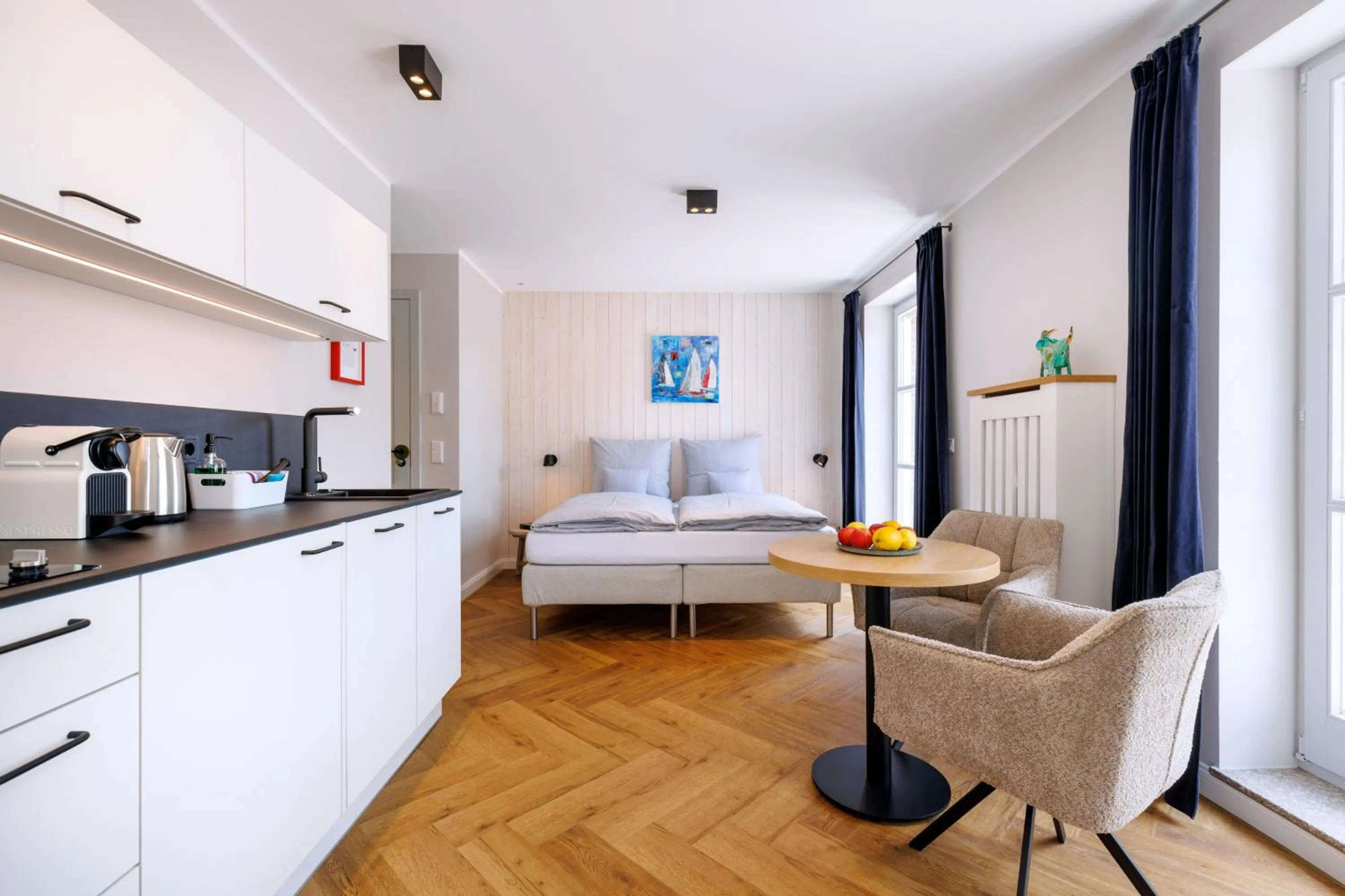 Photo of the whole room, Bed in Logierhaus RheintorEins