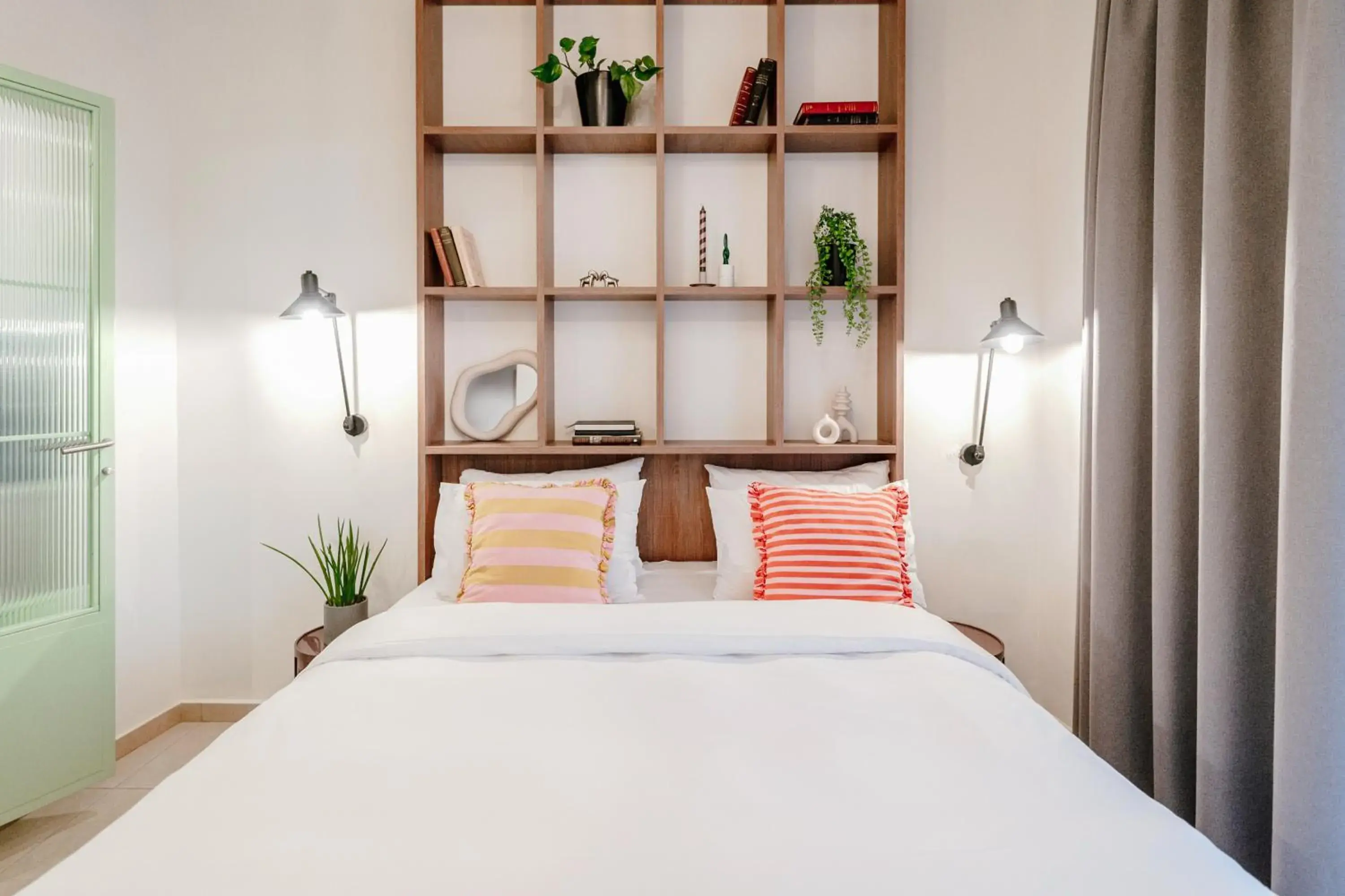 Urban Suite with Balcony in Next door Athens Urban Suite with Balcony in Next door Athens