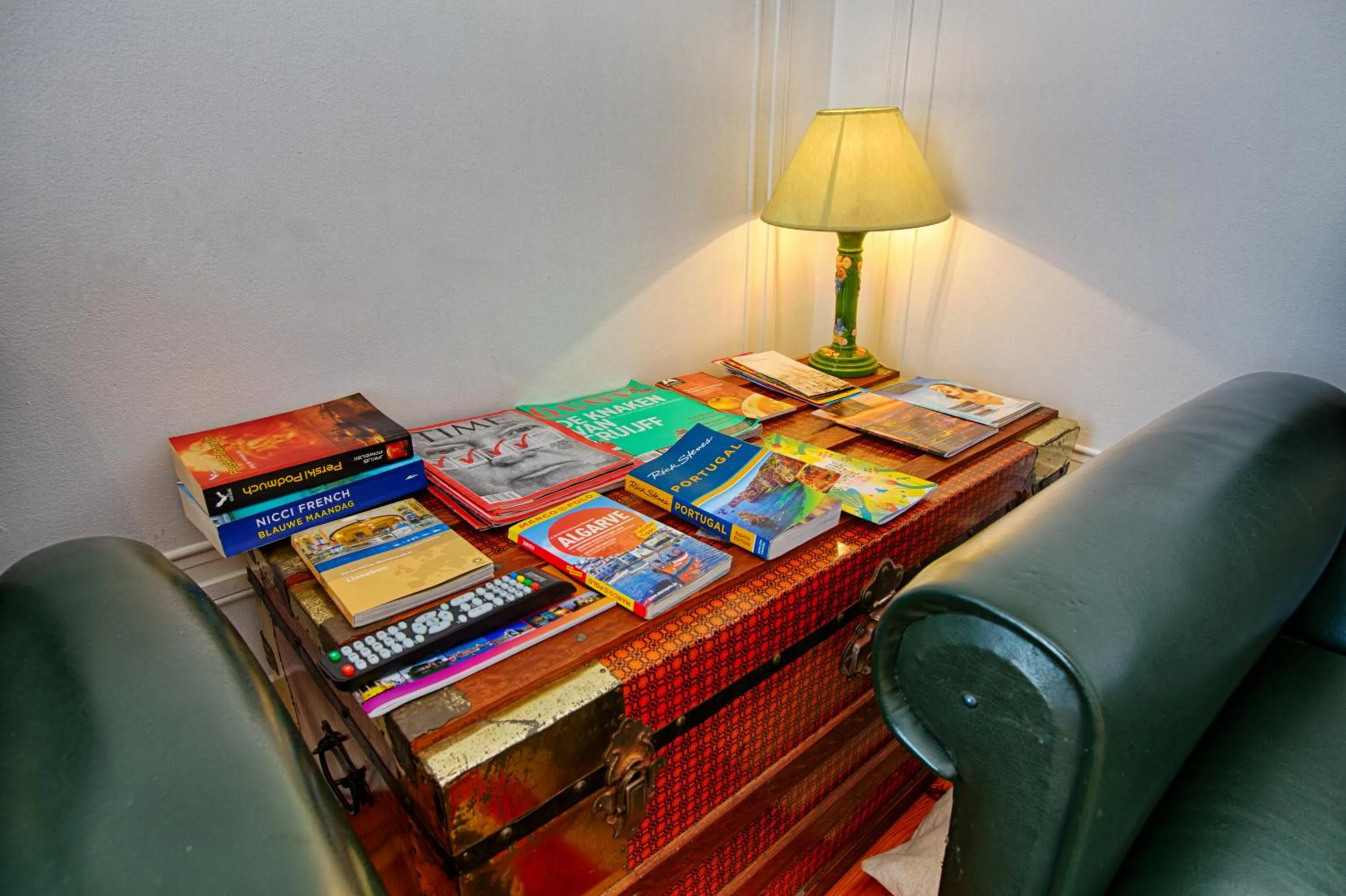 Communal lounge/ TV room in Chalet D´Ávila Guest House