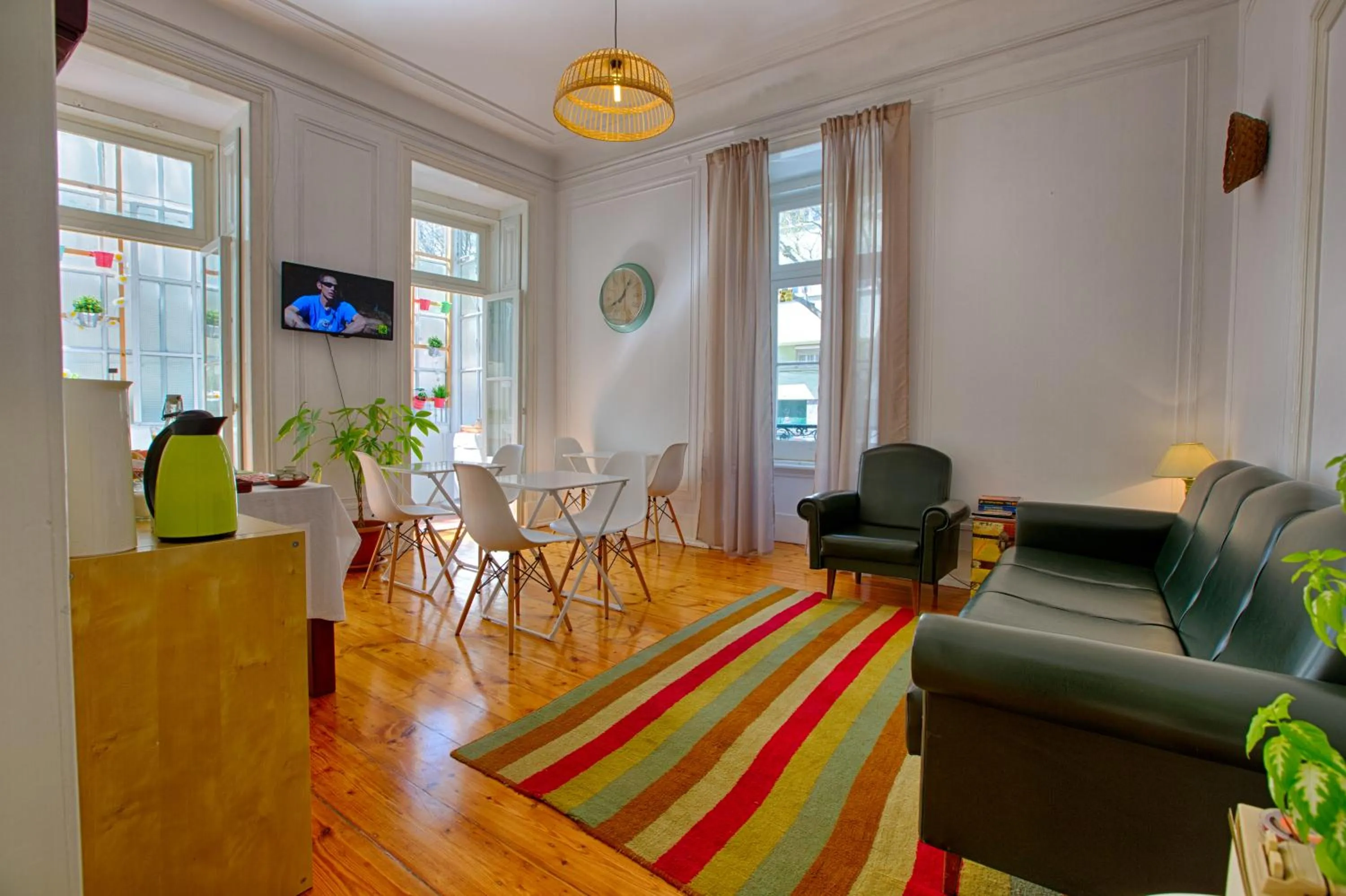 Communal lounge/ TV room in Chalet D´Ávila Guest House