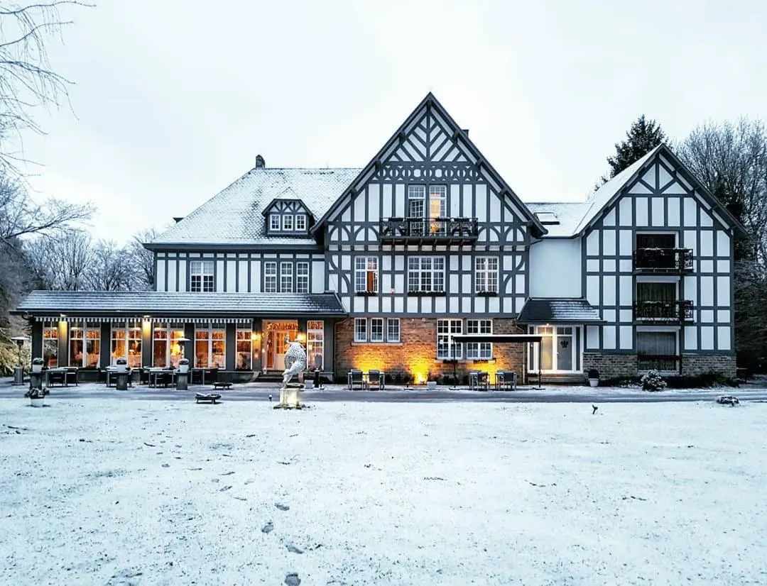 Facade/entrance in Lafarques